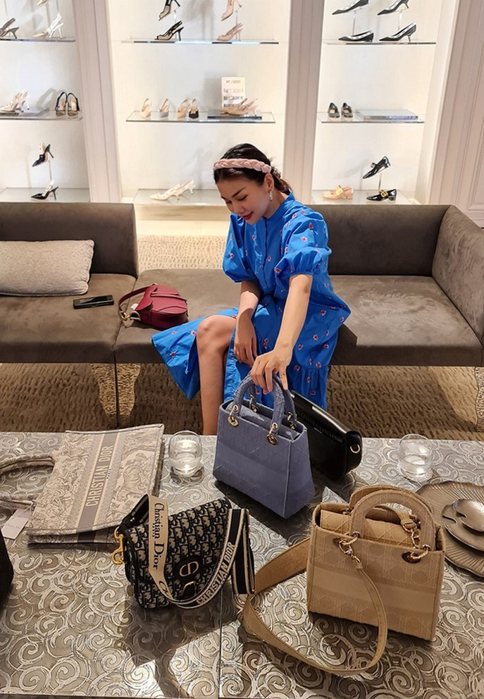 Siêu mẫu Thanh Hằng khiến nhiều người ghen tỵ khi khoe ảnh đi mua sắm trong cửa hàng Dior.