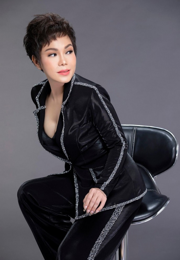 Việt Hương với tạo hình tóc tém cá tính, diện set đồ đen đính đá trong bộ ảnh quảng bá dự án web drama đang được chiếu. 