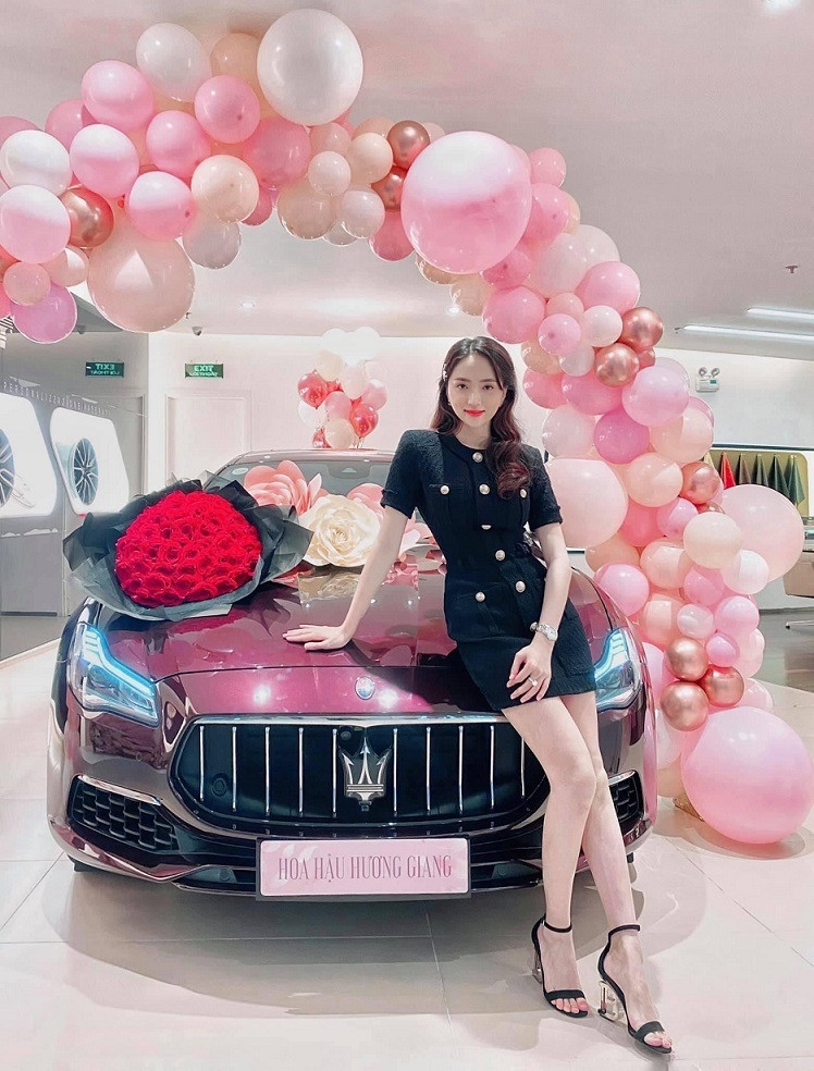 Hoa hậu Hương Giang hạnh phúc nhận món quà đặc biệt là chiếc xe do bạn trai cô - doanh nhân Matt Liu bí mật mua tặng.