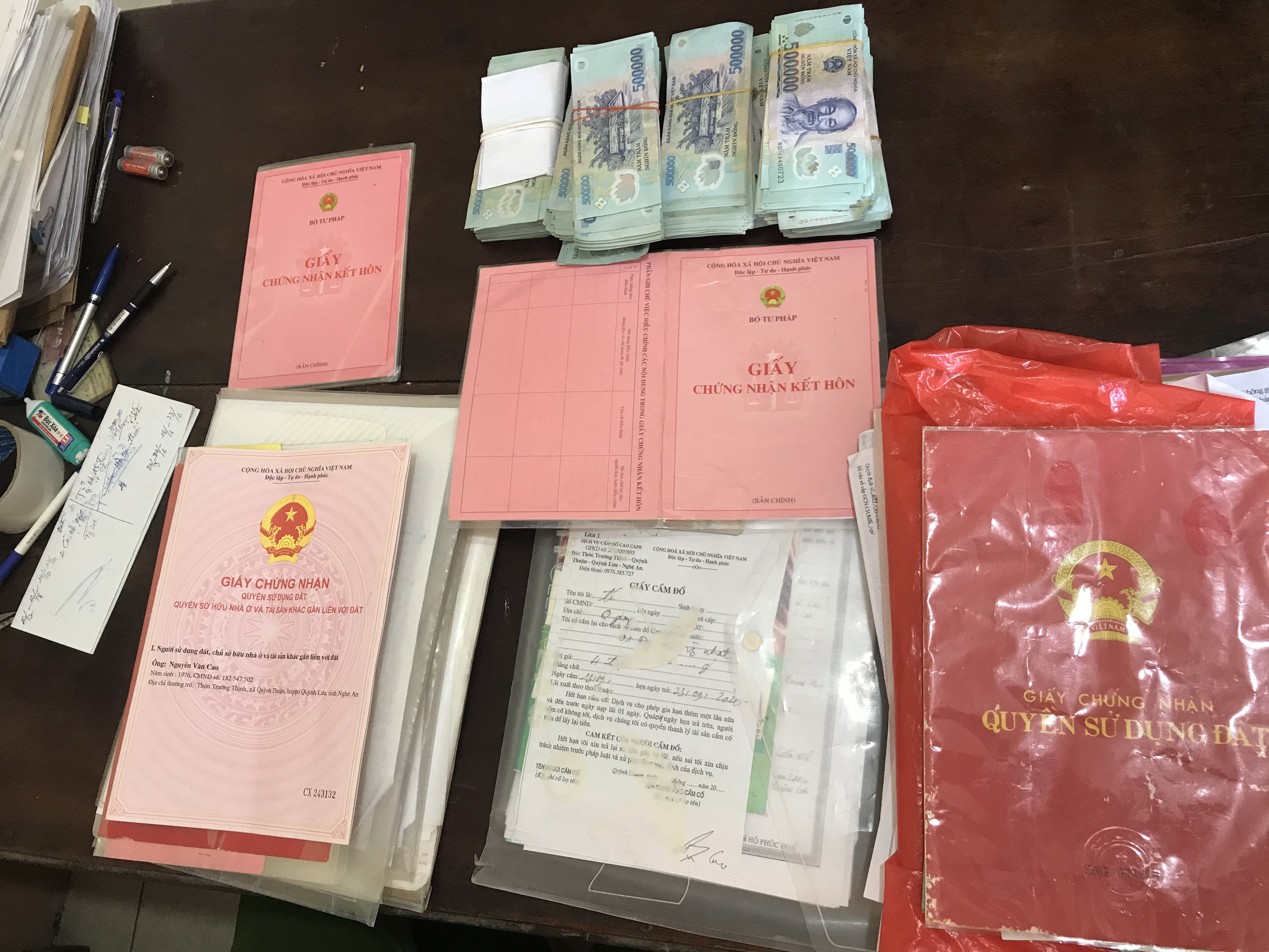 Tiền mặt và nhiều giấy tờ thu giữ của Nguyễn Văn Cao. Ảnh: Đức Vũ