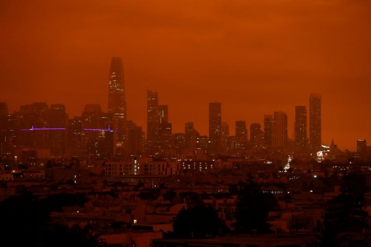 Bầu trời San Francisco chuyển màu cam đậm do các đám cháy rừng. Ảnh: Reuters