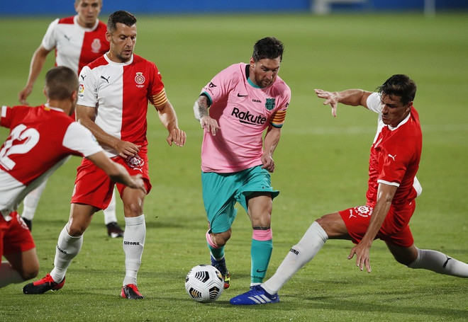 Messi chứng tỏ đẳng cấp vượt trội so với hàng thủ Girona. Ảnh: Reuters.
