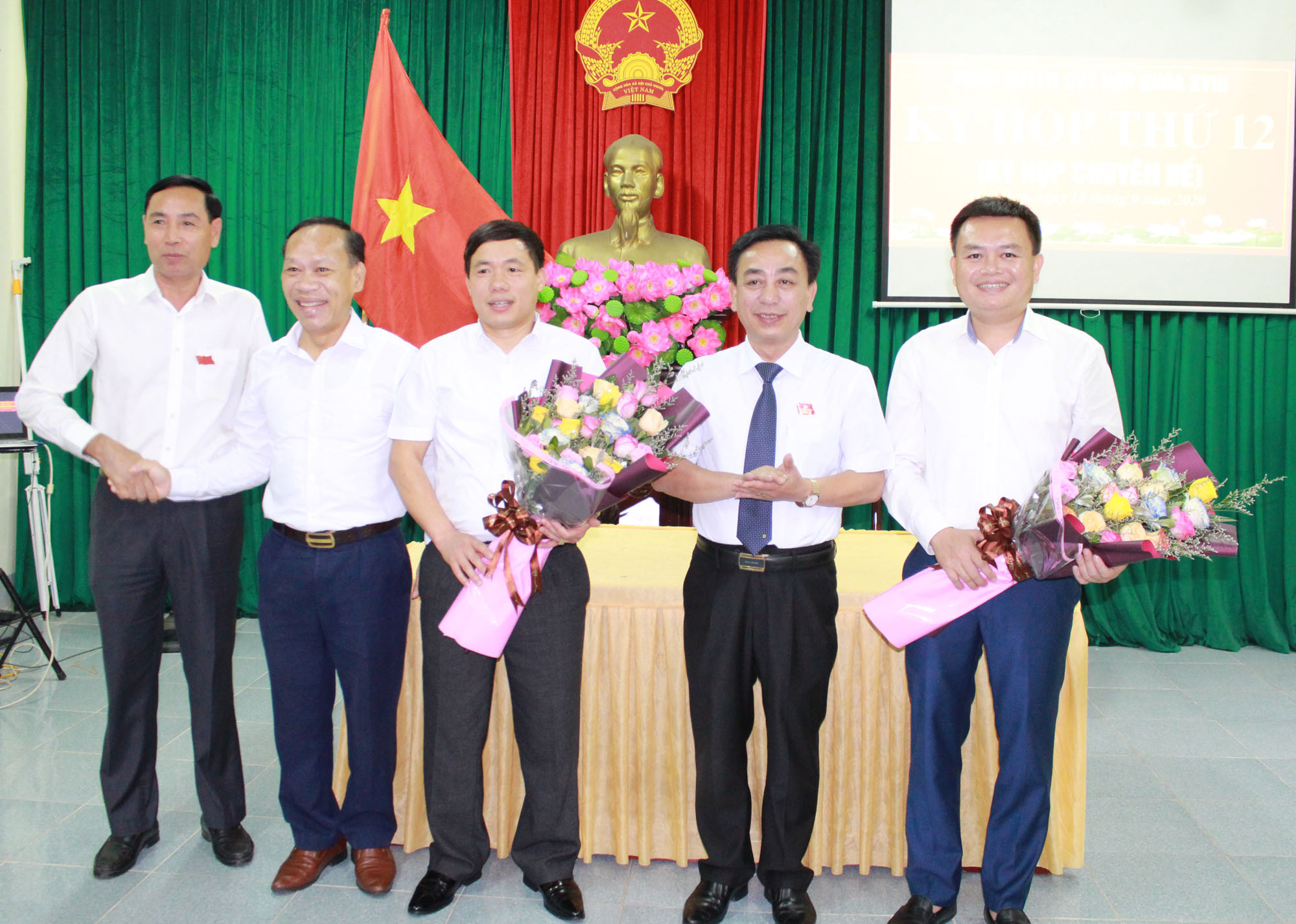 Lãnh đạo huyện tặng hoa chúc mừng các đồng chí được bầu làm Phó chủ tịch UBND huyện Quỳ Hợp