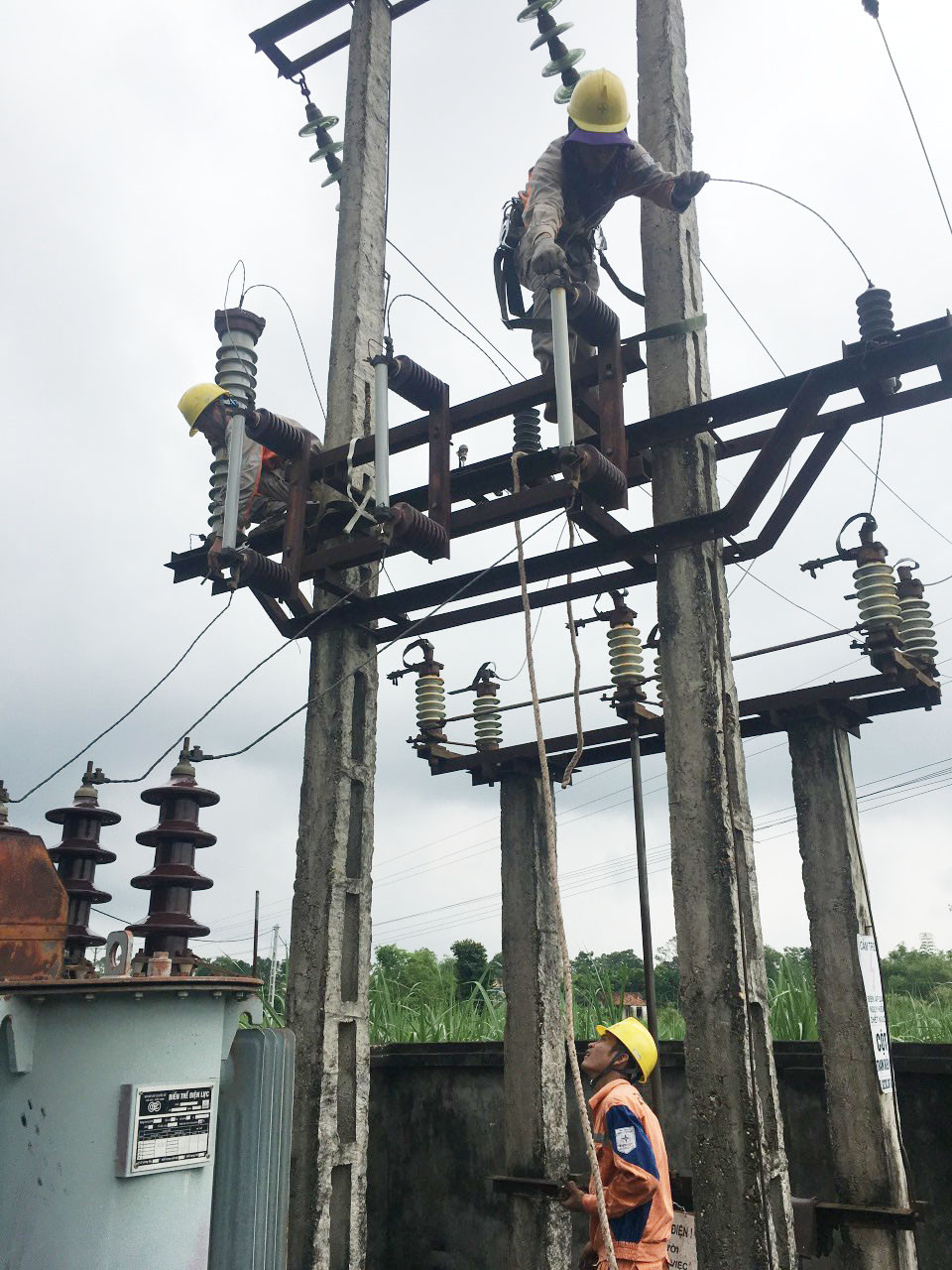 Công nhân Điện lực xử lý khiếm khuyết trước bão số 5 tại địa bàn huyện Quỳ Hợp