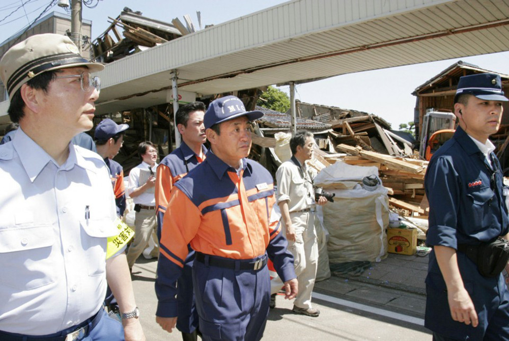 Ông Suga khi là Bộ trưởng Nội vụ Nhật Bản thăm Kashiwazaki sau một trận động đất năm 2007. Ảnh: Kyodo