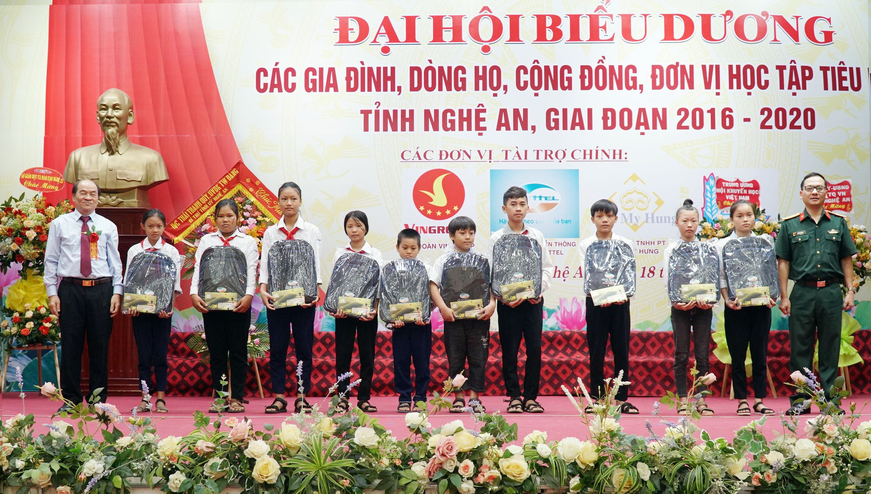Viettet Nghệ An trao học bổng cho các học sinh vùng ven biển khó khăn huyện Nghi Lộc. Ảnh: Mỹ Hà