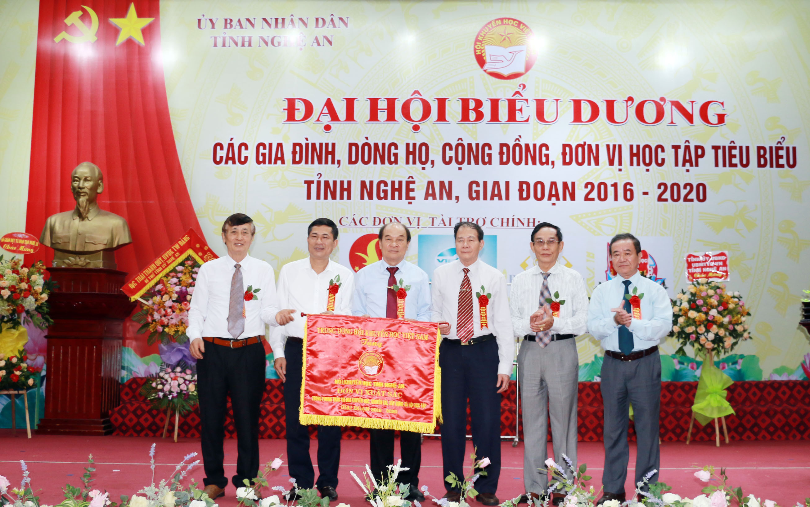 Trung ương Hội Khuyến học Việt Nam trao cờ thi đua cho Hội Khuyến học tỉnh Nghệ An. Ảnh: Mỹ Hà