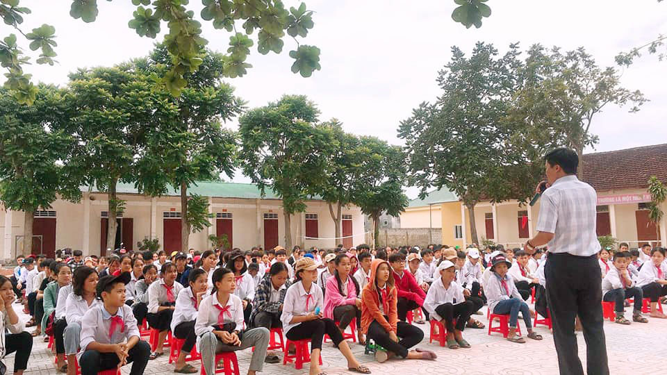 Một buổi truyền thông về SKSS cho học sinh huyện Con Cuông. Ảnh: PV.