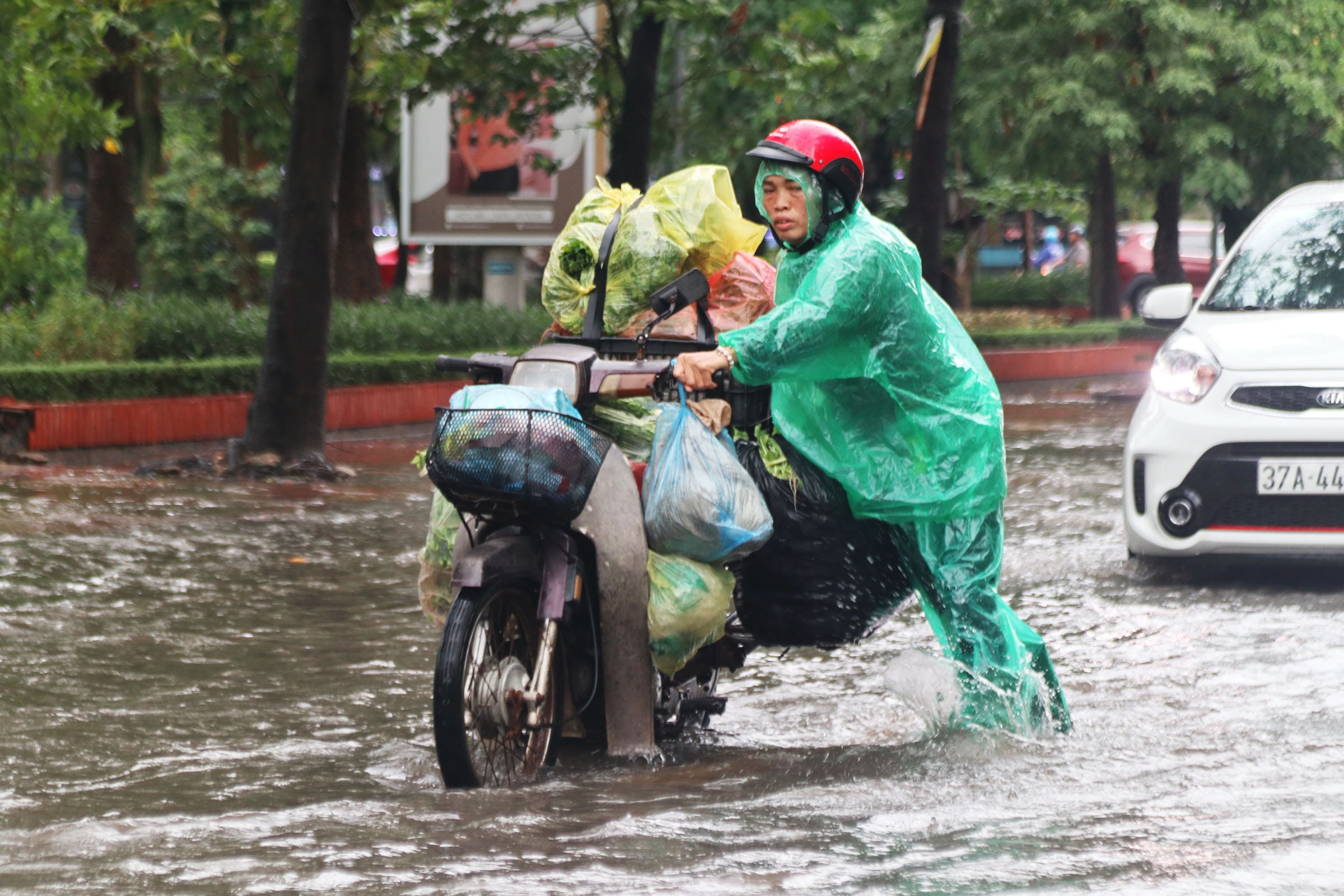 Theo ghi nhận của phóng viên, các tuyến đường ngập sâu nhất là Minh Khai, Duy Tân, Đinh Công Tráng... Tuy nhiên, khác với những đợt ngập trước, đợt này, nước rút khá nhanh.