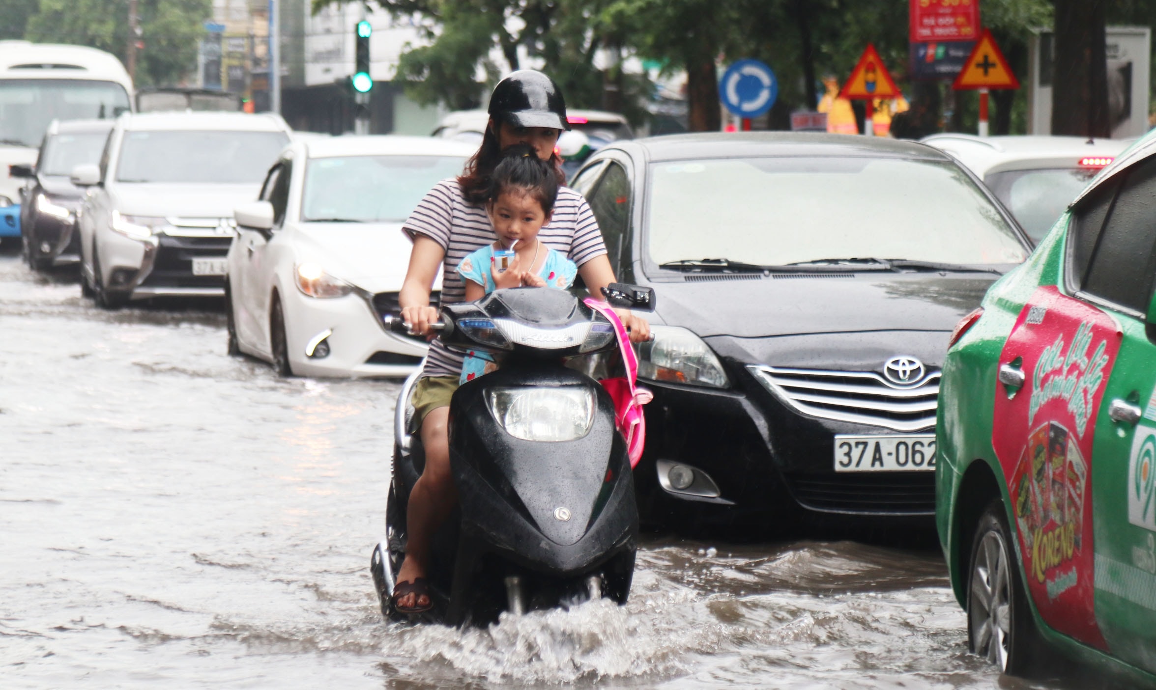 Mưa lớn vào giờ cao điểm, khi học sinh và người dân ra khỏi nhà đi học, đi làm khiến nhiều tuyến đường bị ùn tắc cục bộ. Ảnh: Nam Phúc.