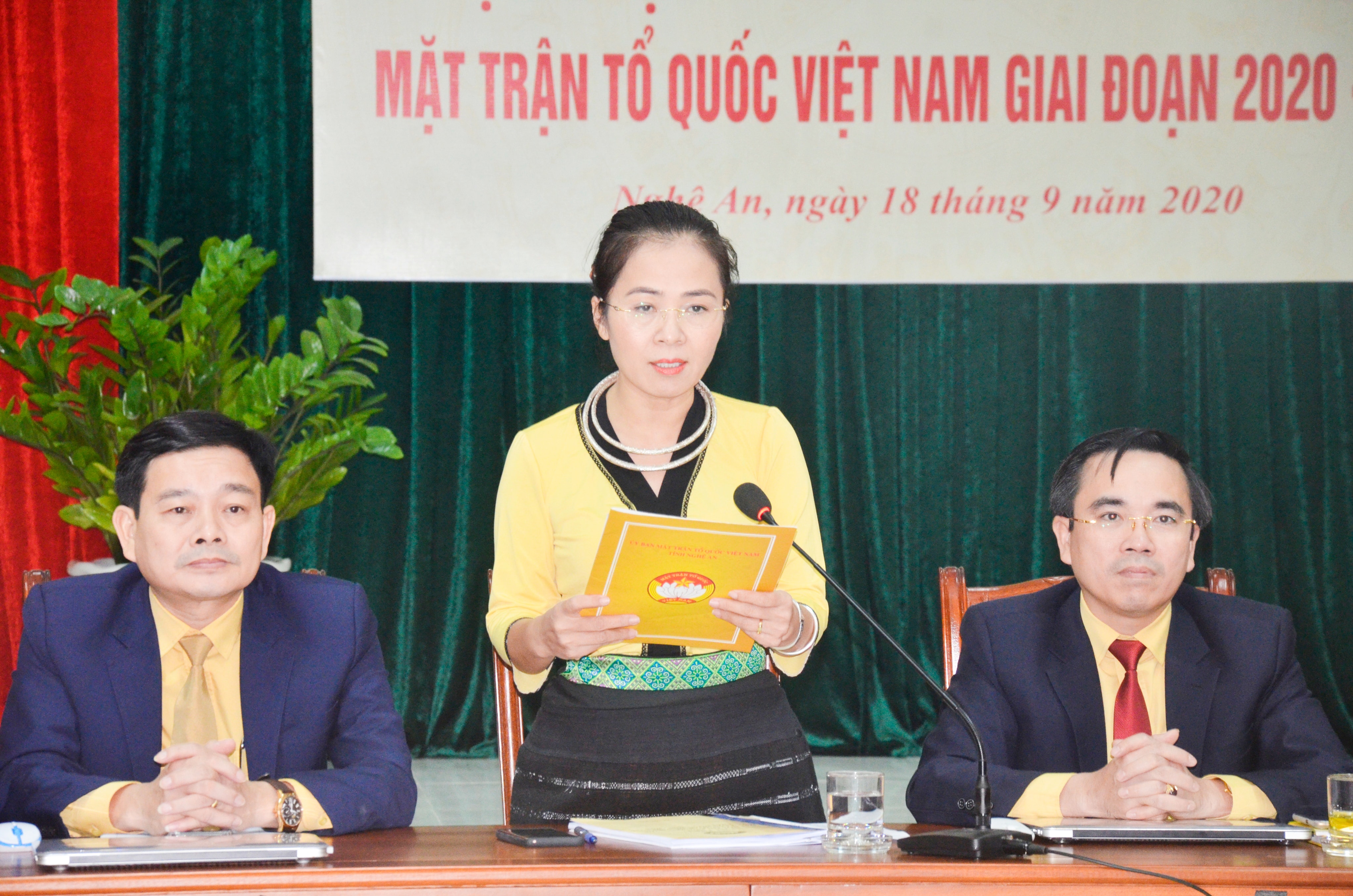 Chủ tịch Ủy ban MTTQ tỉnh Võ Thị Minh Sinh phát biểu tham luận tại đại hội.  Ảnh: Thanh Lê