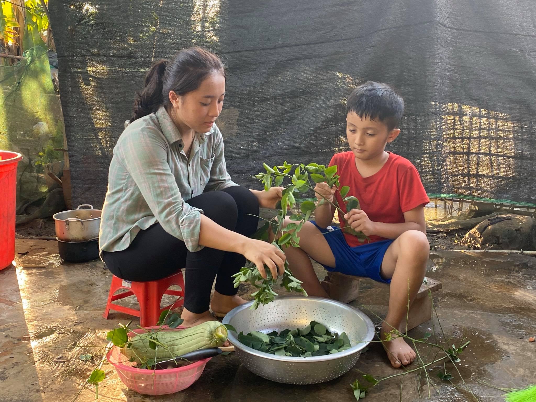 Bố mẹ đi chữa bệnh mọi công việc đều dồn lên vai em. Ảnh: Minh Thái