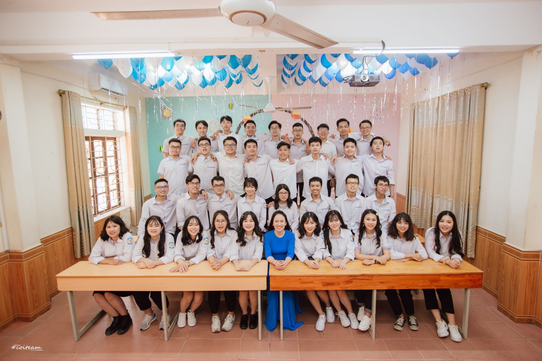Tập thể lớp 12 A4 và cô giáo Trần Quỳnh Anh đã có một năm học thành công. Ảnh: NVCC