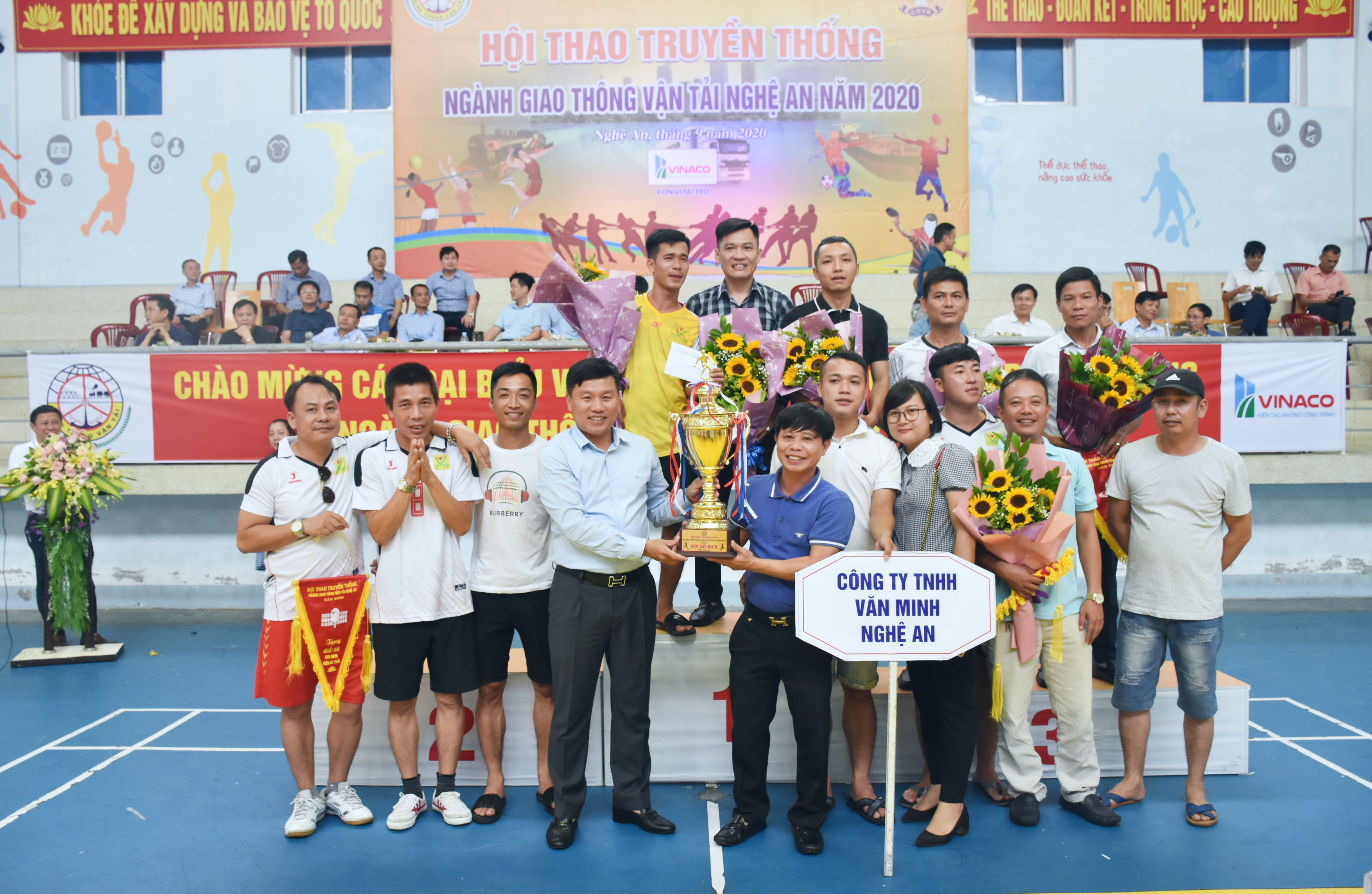 Giám đốc Sở Giao thông vận tải Nghệ An Hoàng Phú Hiền trao cúp giải nhất môn bóng đá Nam cho đơn vị Công ty Văn Minh. Ảnh: Thanh Lê