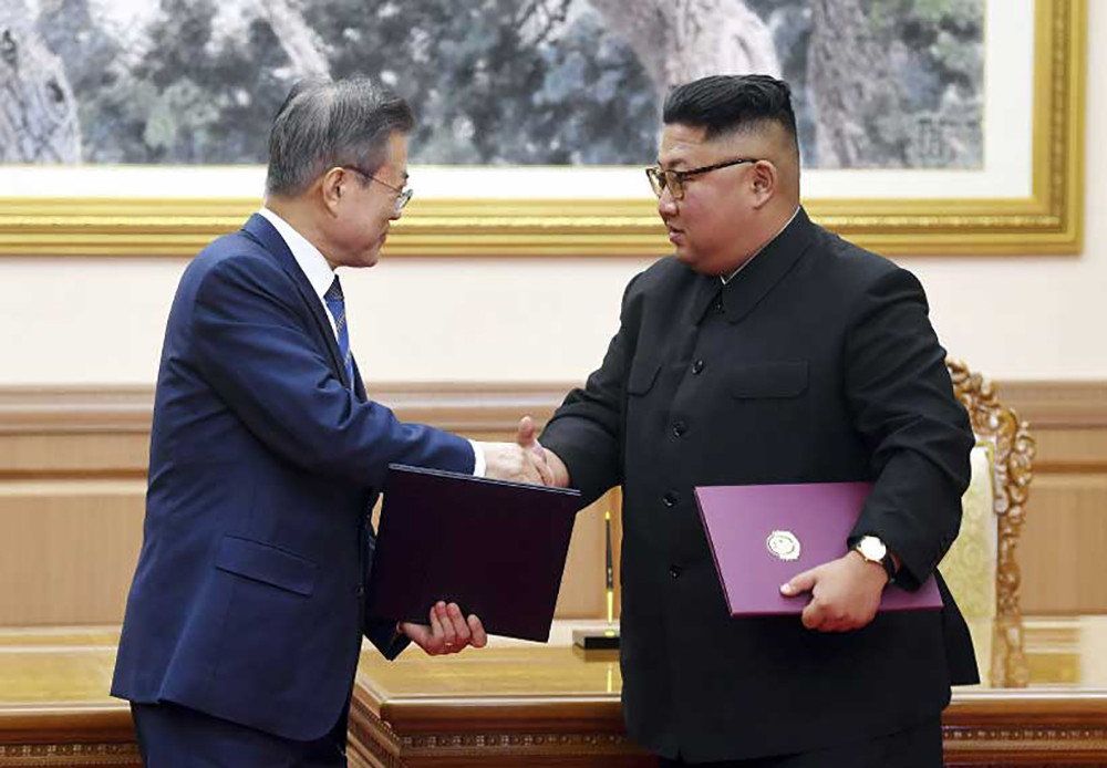 Tuyên bố chung Bình Nhưỡng là một thỏa thuận được nhà lãnh đạo Triều Tiên Kim Jong-un và Tổng thống Hàn Quốc Moon Jae-in ký vào ngày 19/9/2018 tại Bình Nhưỡng. Ảnh: Yonhap