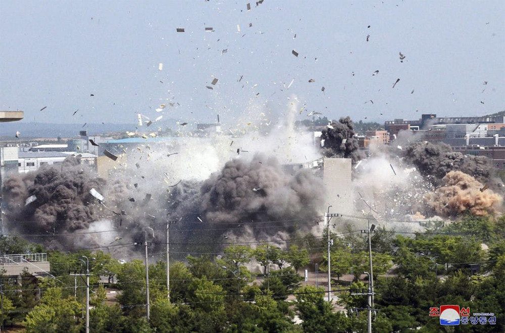 Tháng 6/2020, Triều Tiên cho nổ tung một tòa nhà văn phòng liên lạc liên Triều ở Kaesong, đánh dấu leo thang căng thẳng hai miền. Ảnh AP