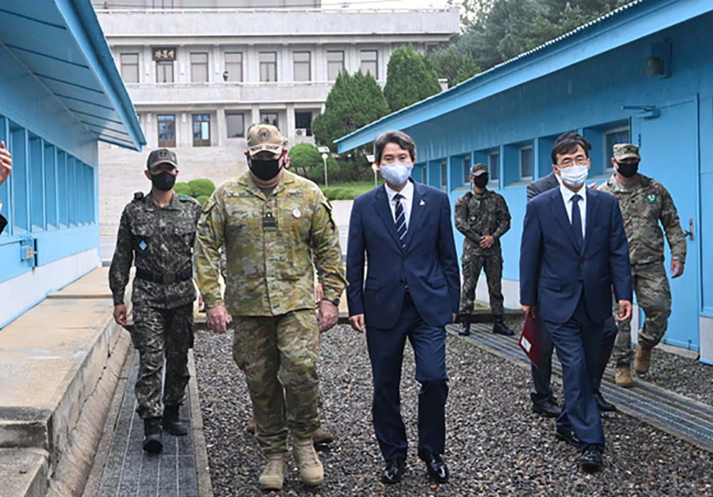 Bộ trưởng Bộ Thống nhất Lee In-young (giữa) trong chuyến thăm đầu tiên tới khu phi quân sự (DMZ) hôm 17/9. Ảnh: Yonhap