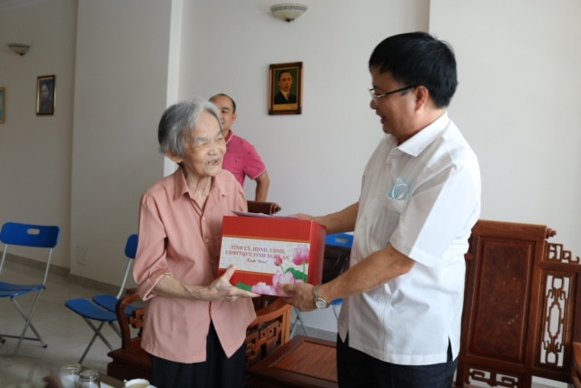 Phó Chủ tịch UBND tỉnh tặng quà con gái nhà cách mạng Nguyễn Thị Minh Khai.