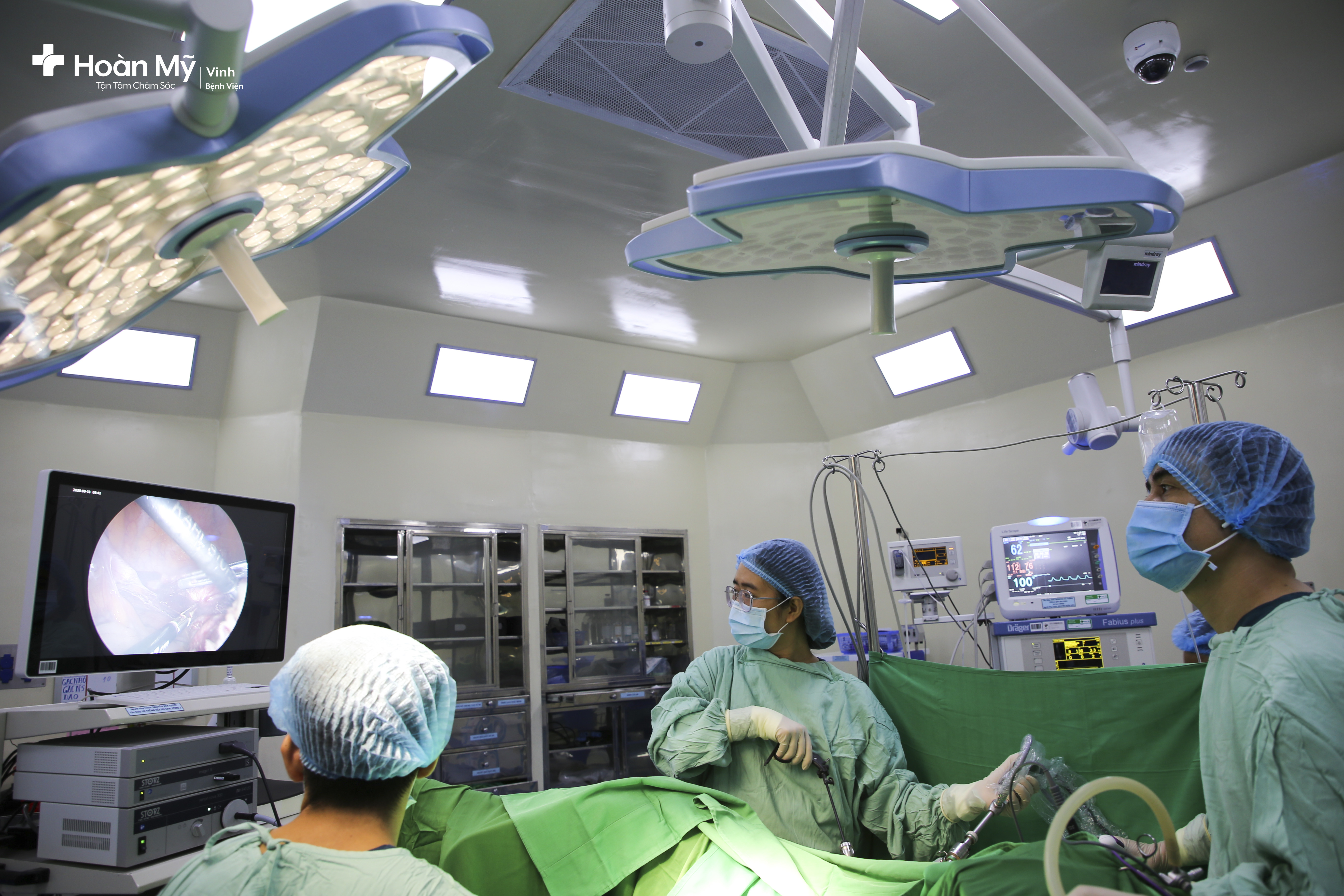Ekip các bác sĩ Bệnh viện Quốc tế Vinh thực hiện phẫu thuật bóc u xơ tử cung kích thước lớn cho bệnh nhân. Ảnh: Kim Chung