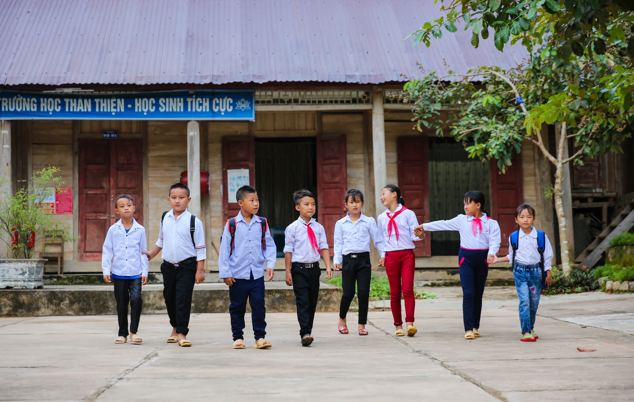 8 học sinh người mông học bán trú trường Mai Sơn, Tương Dương. Ảnh: Đức Anh