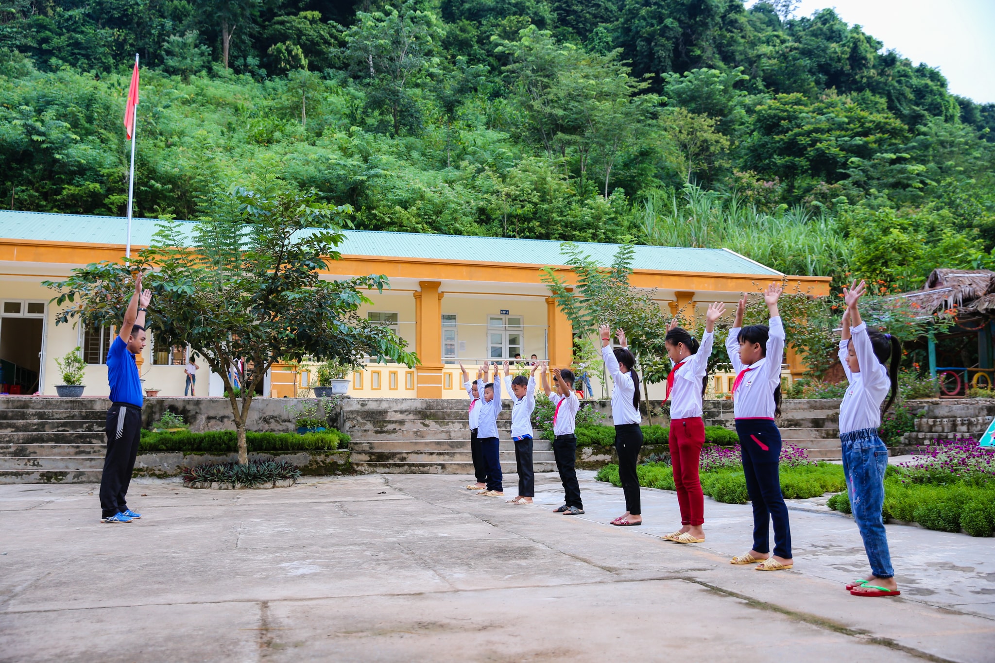 8 học sinh người mông học bán trú trường Mai Sơn, Tương Dương. Ảnh: Đức Anh