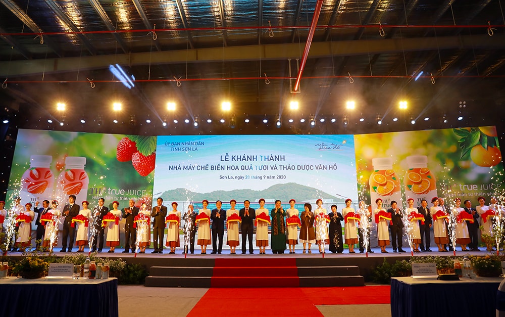 Các đại biêủcắt băng khánh thành. Ảnh: P.V 