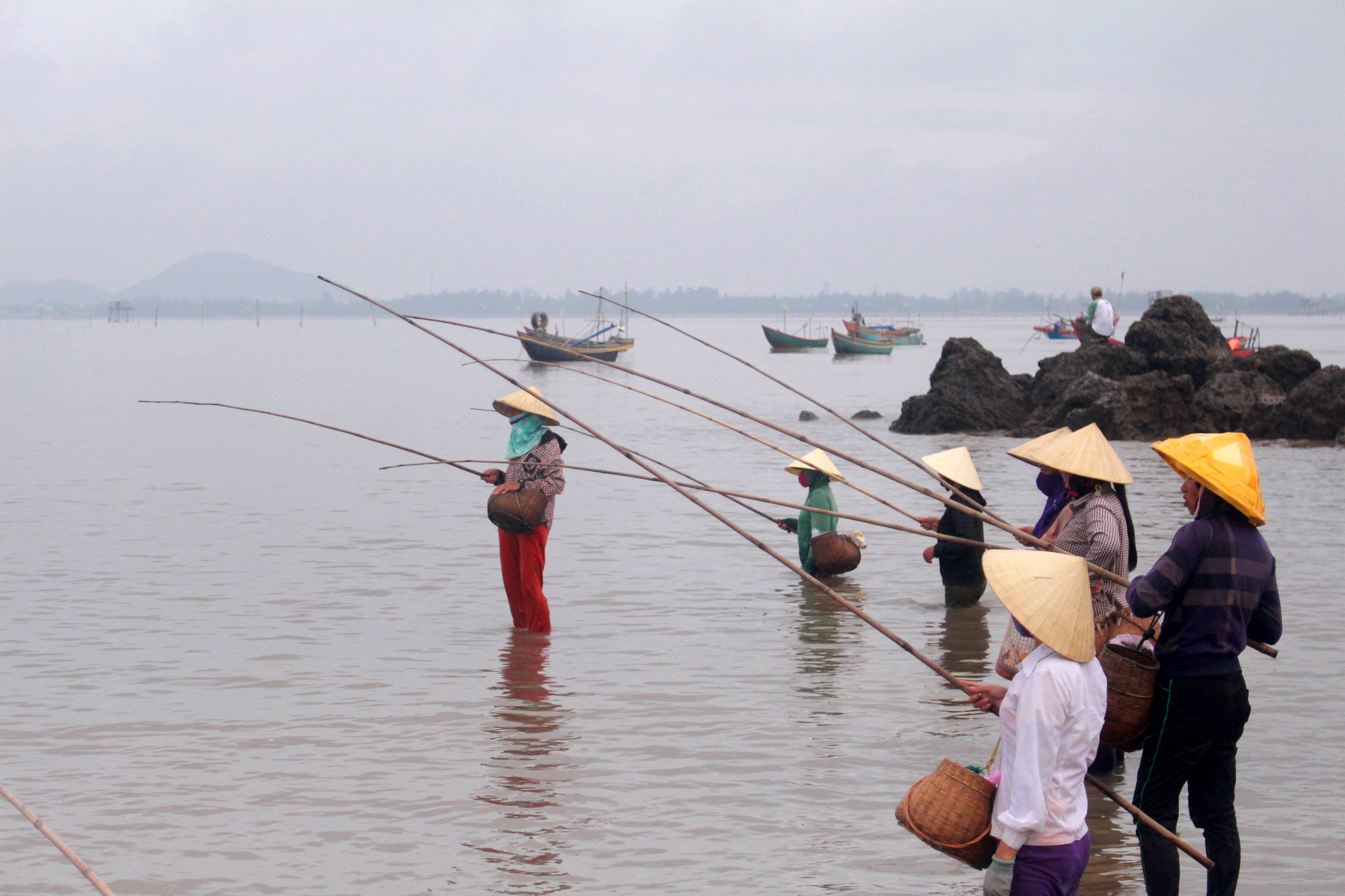 cần thủ’ chủ yếu là chị em phụ nữ. Ảnh Việt Hùng