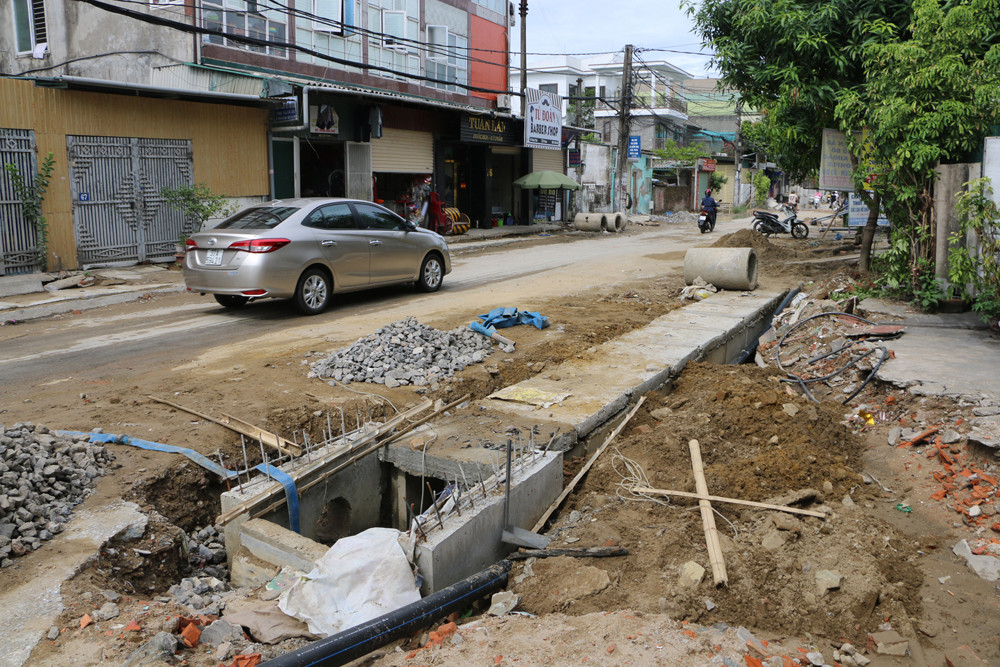 Thi công đường Thành Thái thuộc địa bàn Hưng Phúc đang bị dang dở nên mưa lớn gây ngập lụt sẽ rất nguy hiểm cho người dân. Ảnh: N.H