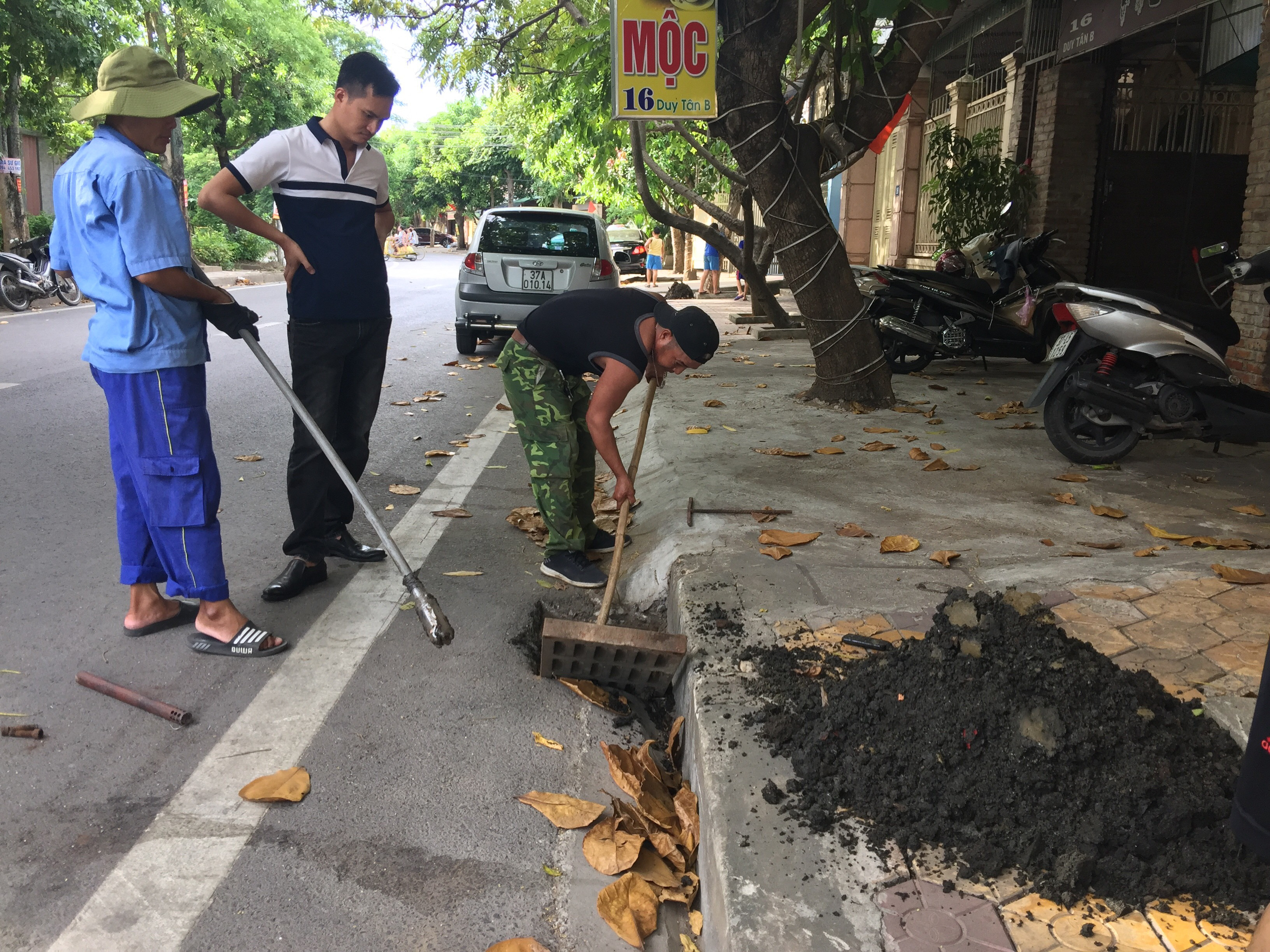 Tổ chức nạo vét hố thu thường xuyên sẽ góp phần hạn chế ngập lụt mỗi khi mưa lớn. Ảnh:.PV