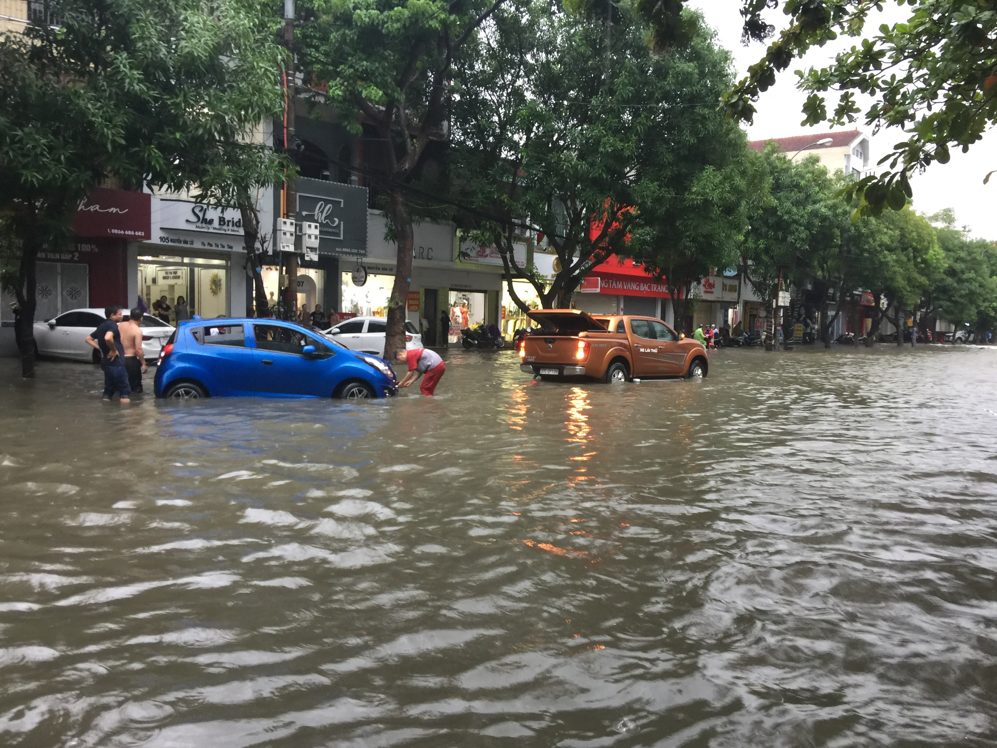 Đường Nguyễn Văn Cừ đoạn gần ngã tư đường Lê Hồng Phong tiếp tục là trọng điểm về ngập lụt mỗi khi mưa lớn. Ảnh: P.V