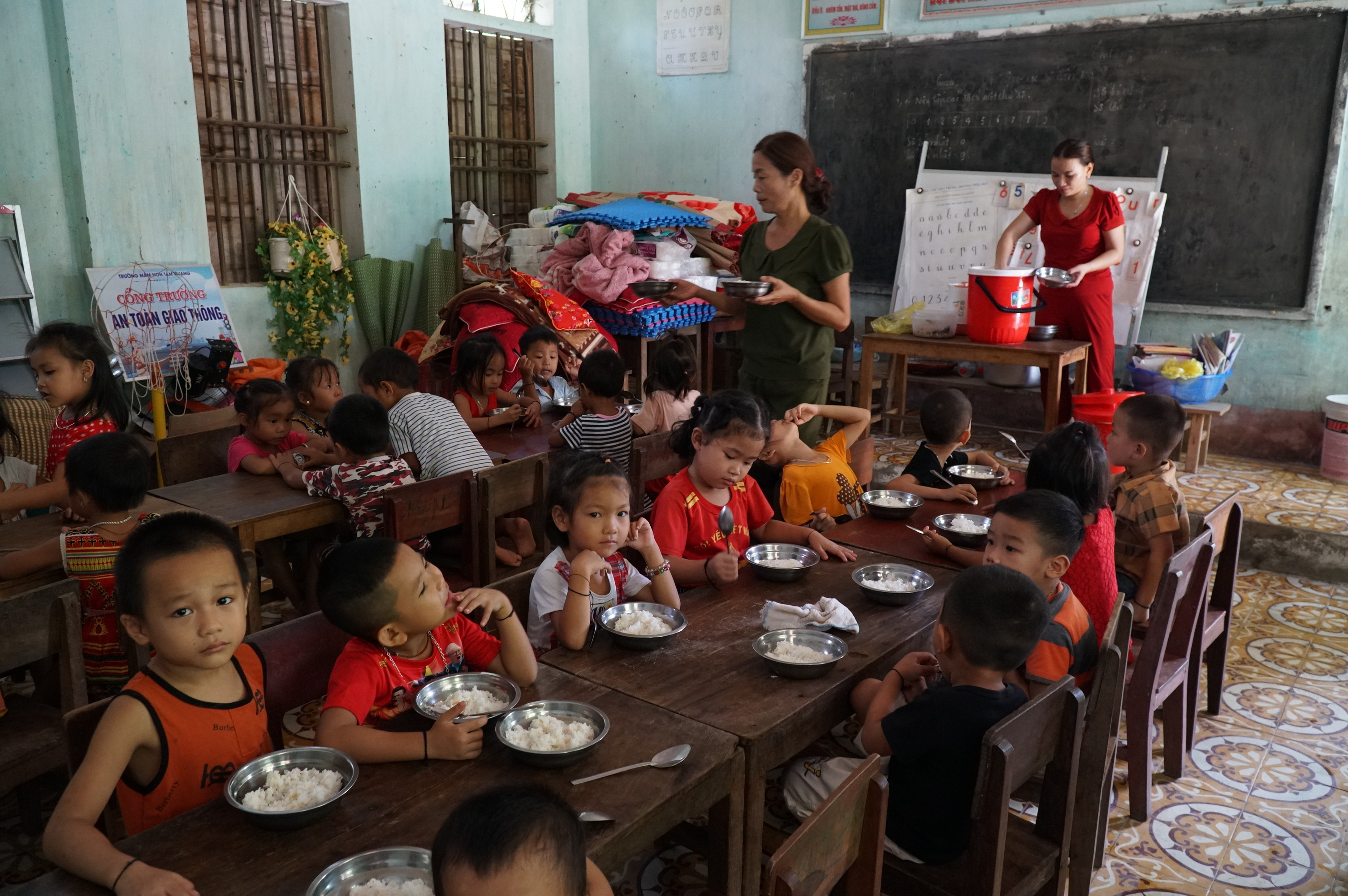 Năm học này, học sinh mầm non ở Tam Liên tiếp tục phải đi học ké. Ảnh: Mỹ Hà