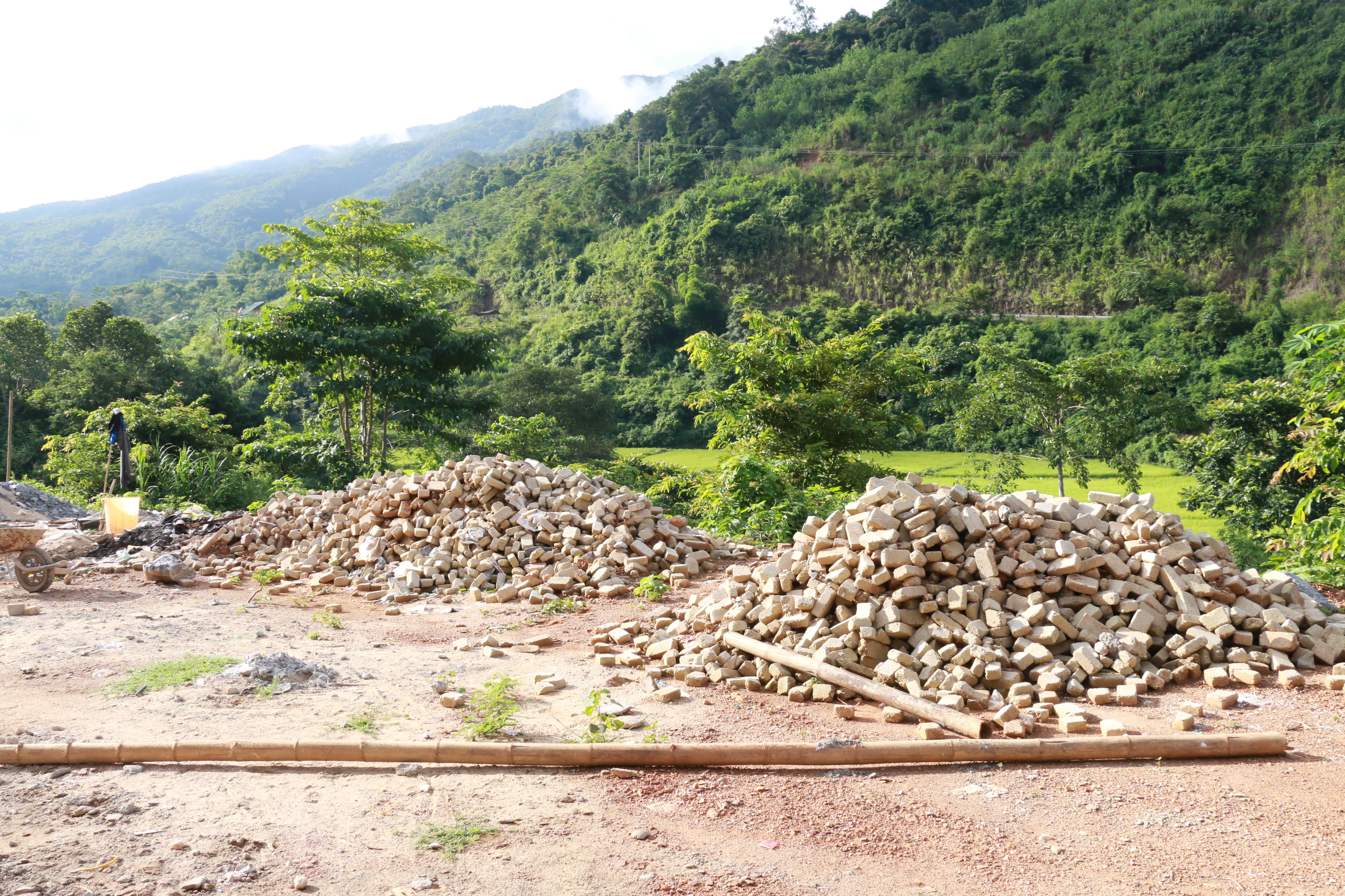 12.000 viên gạch taplo không đạt chất lượng bị vứt bỏ. Ảnh: Mỹ Hà