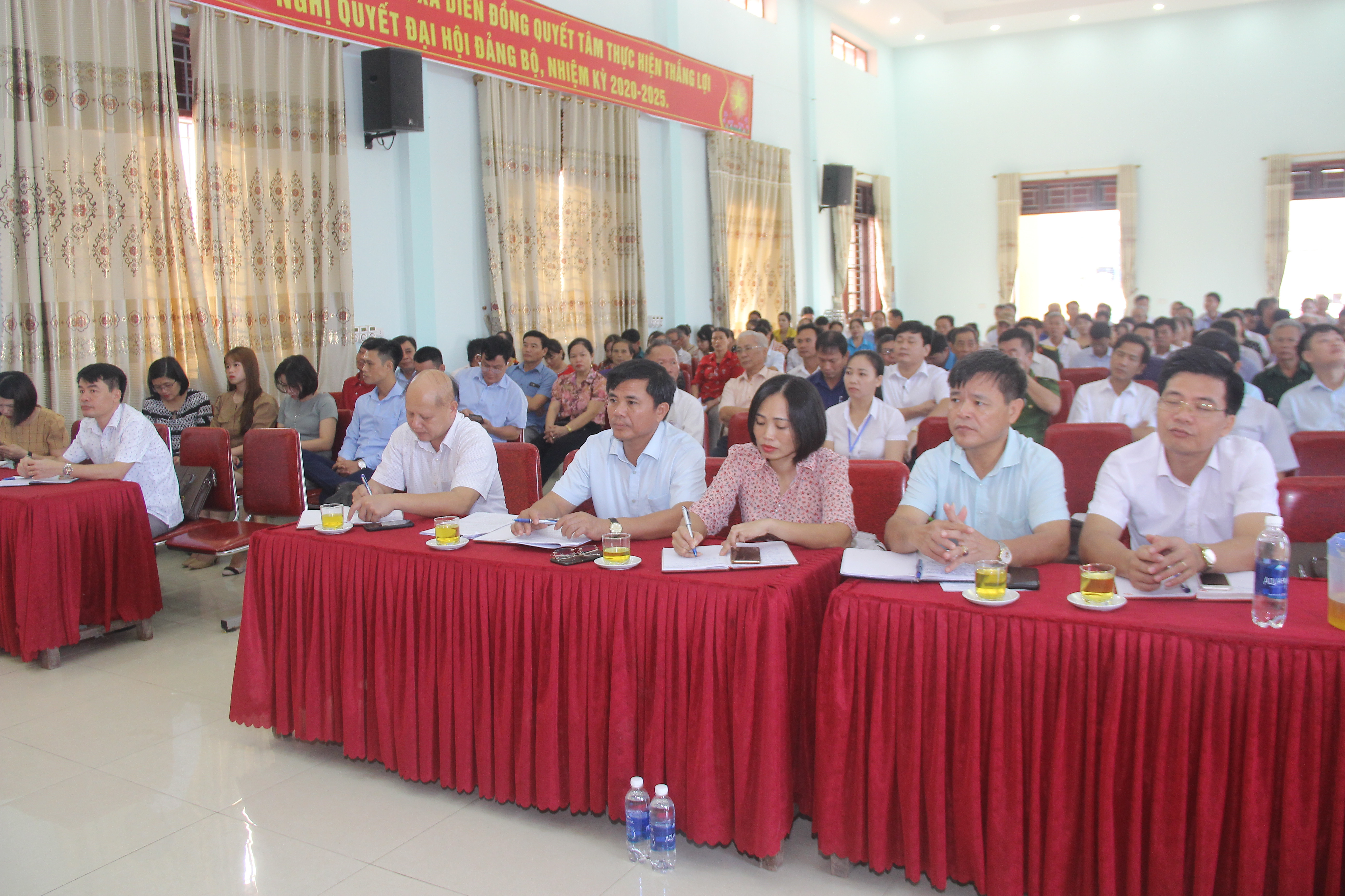 Lãnh đạo huyện Diễn Châu và đông đảo cử tri tham gia cuộc tiếp xúc với đại biểu Quốc hội. Ảnh: Mai Hoa