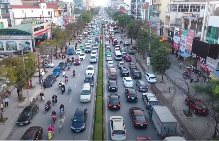 Vinh là một trong số những thành phố có nhiều ô tô của Việt Nam.
