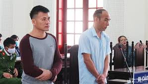 Nguyễn Văn Dũng , Văn Huy Thắng tại phiên tòa (từ trái sang)