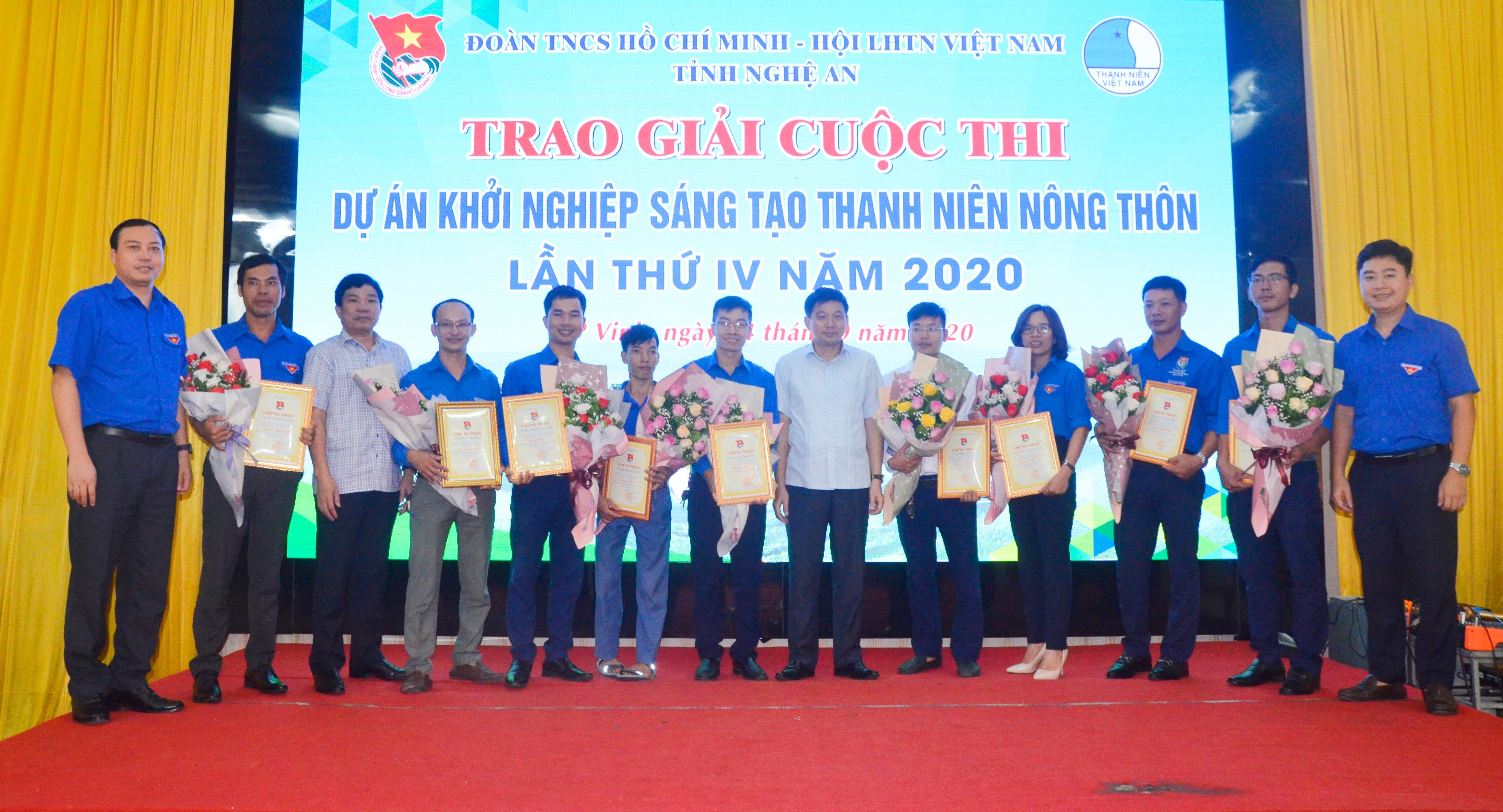 Trao thưởng cho các tác giải đạt giải. Ảnh: Thanh Lê