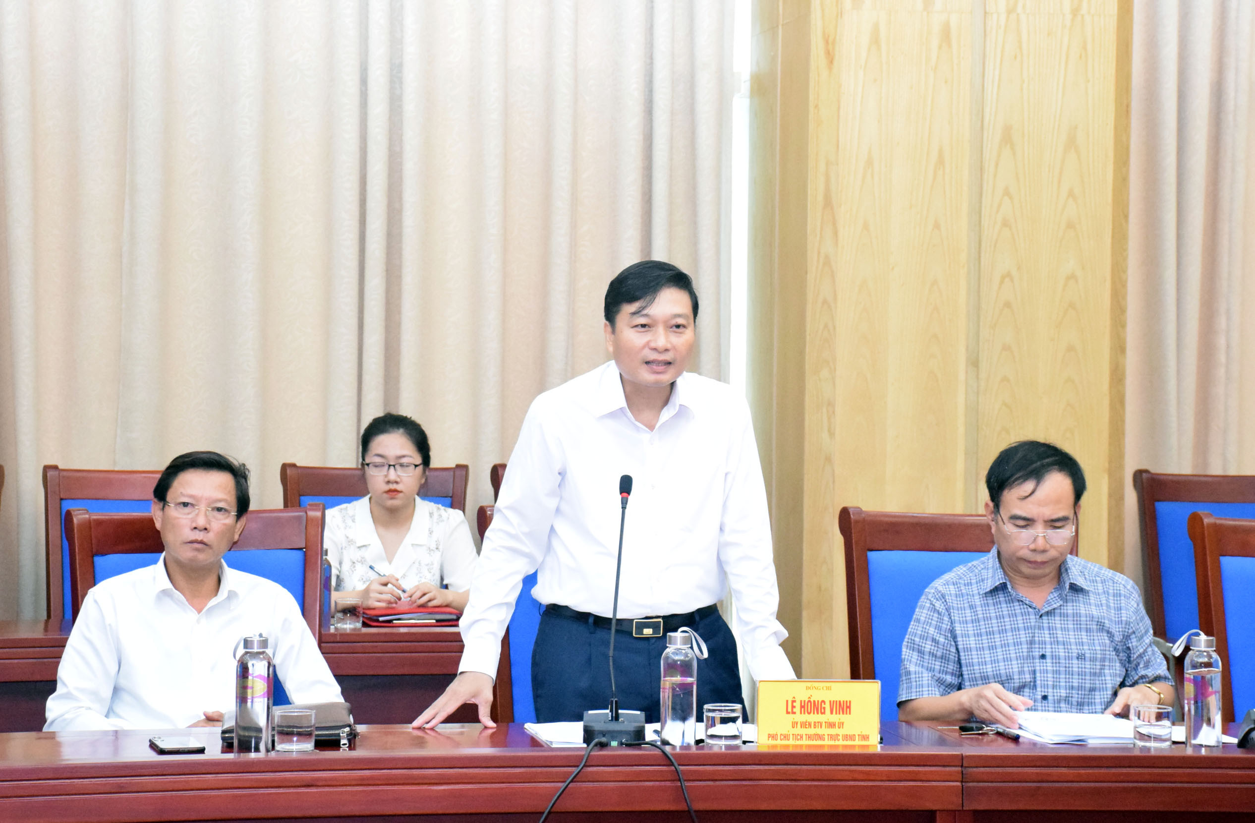 Đồng chí Lê Hồng vinh - Phó Chủ tịch UBND tỉnh Nghệ An phát biểu tại buổi làm việc. Ảnh: Xuân Hoàng