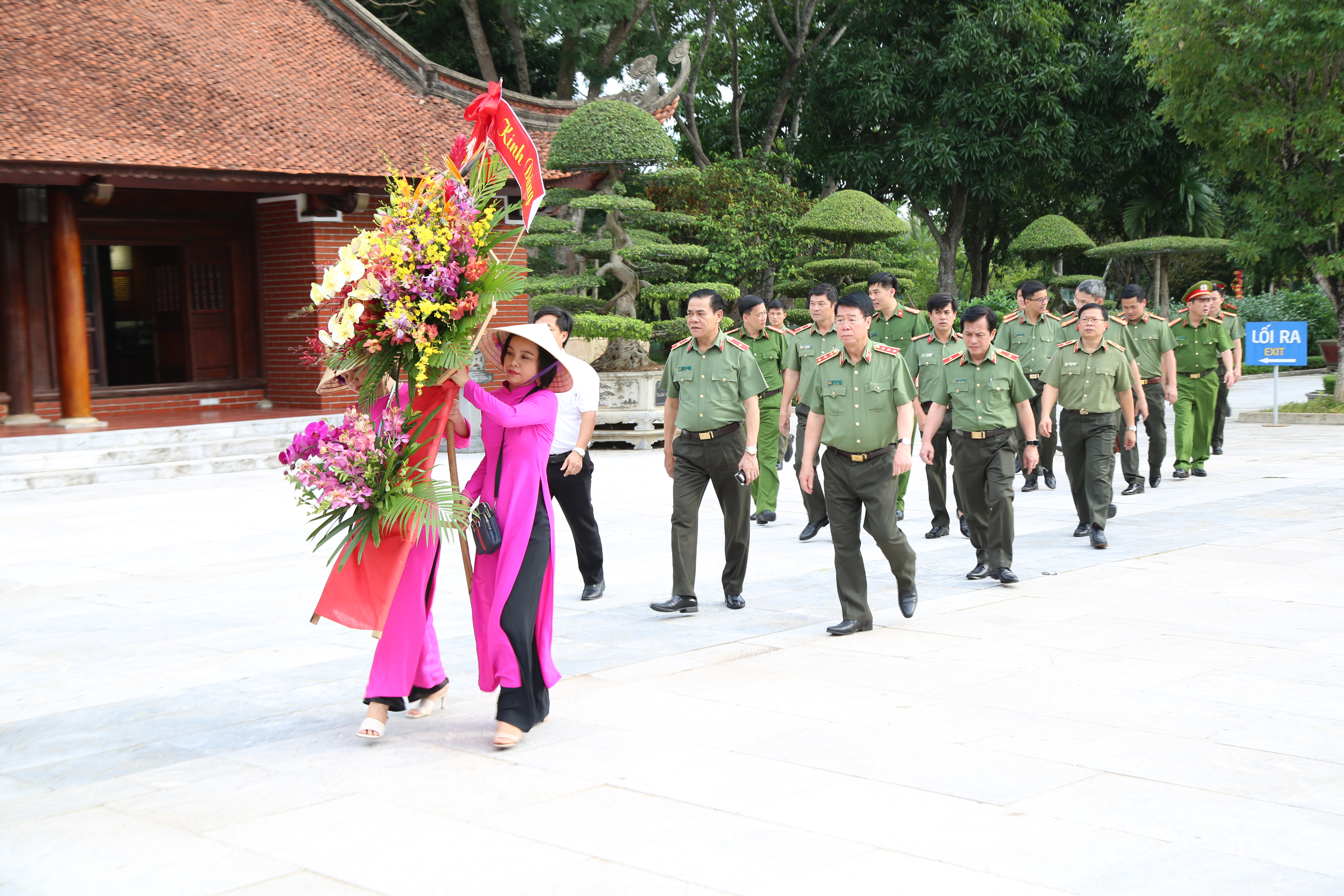 Đoàn công tác đến dâng hương, dâng hoa tại Nhà tưởng niệm Chủ tịch Hồ Chí Minh - Khu Di tích Kim Liên, huyện Nam Đàn