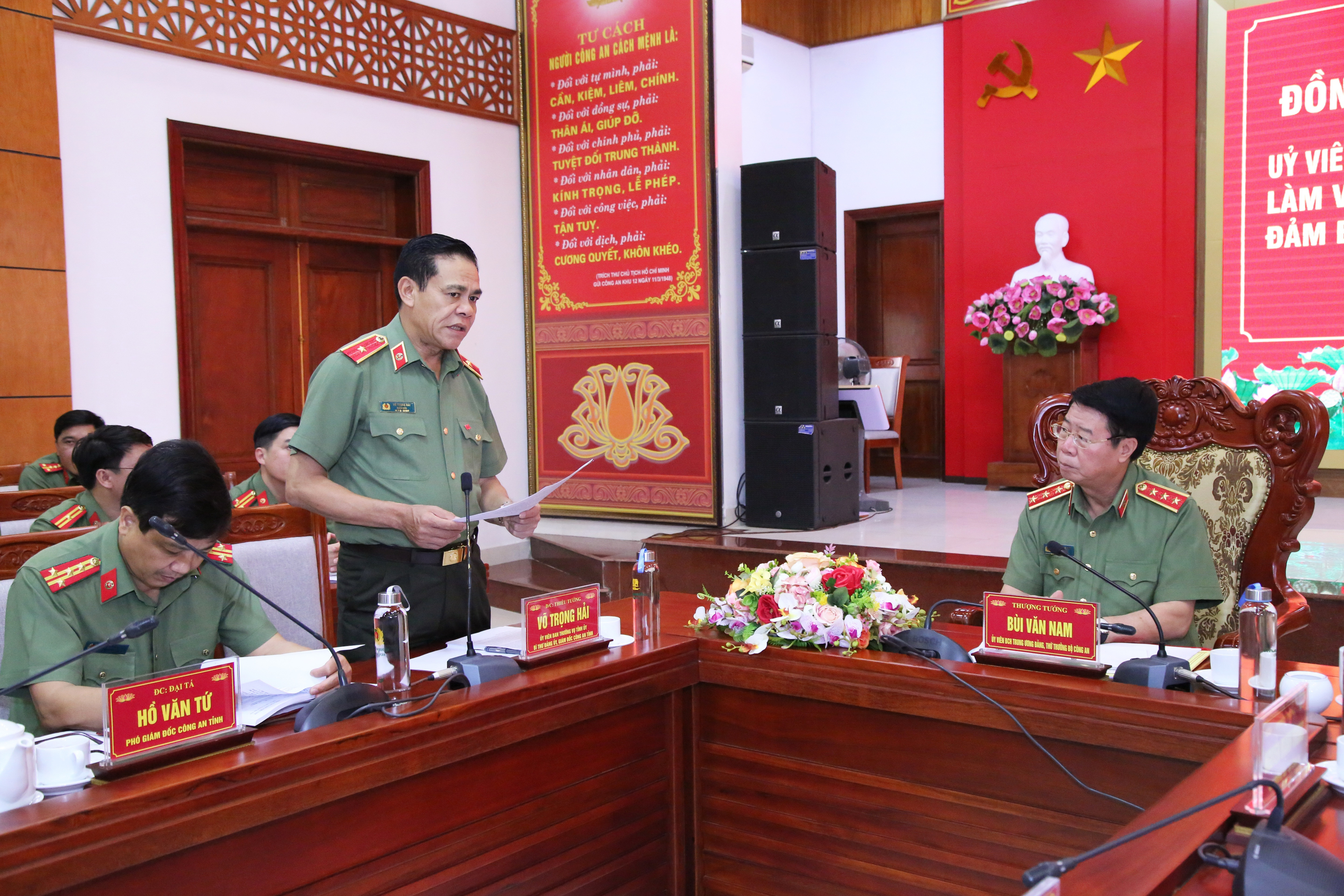 Thiếu tướng Võ Trọng Hải- Giám đốc công an tỉnh Nghệ An phát biểu tại buổi làm việc. Ảnh: Vương Linh