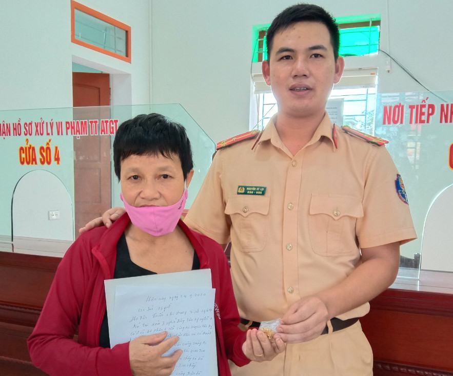 Thượng úy Nguyễn Sỹ Lợi - cán bộ Đội CSGTTT  - Công an huyện Tân Kỳ (Nghệ An) trao trả tài sản cho người dân đánh rơi. Ảnh