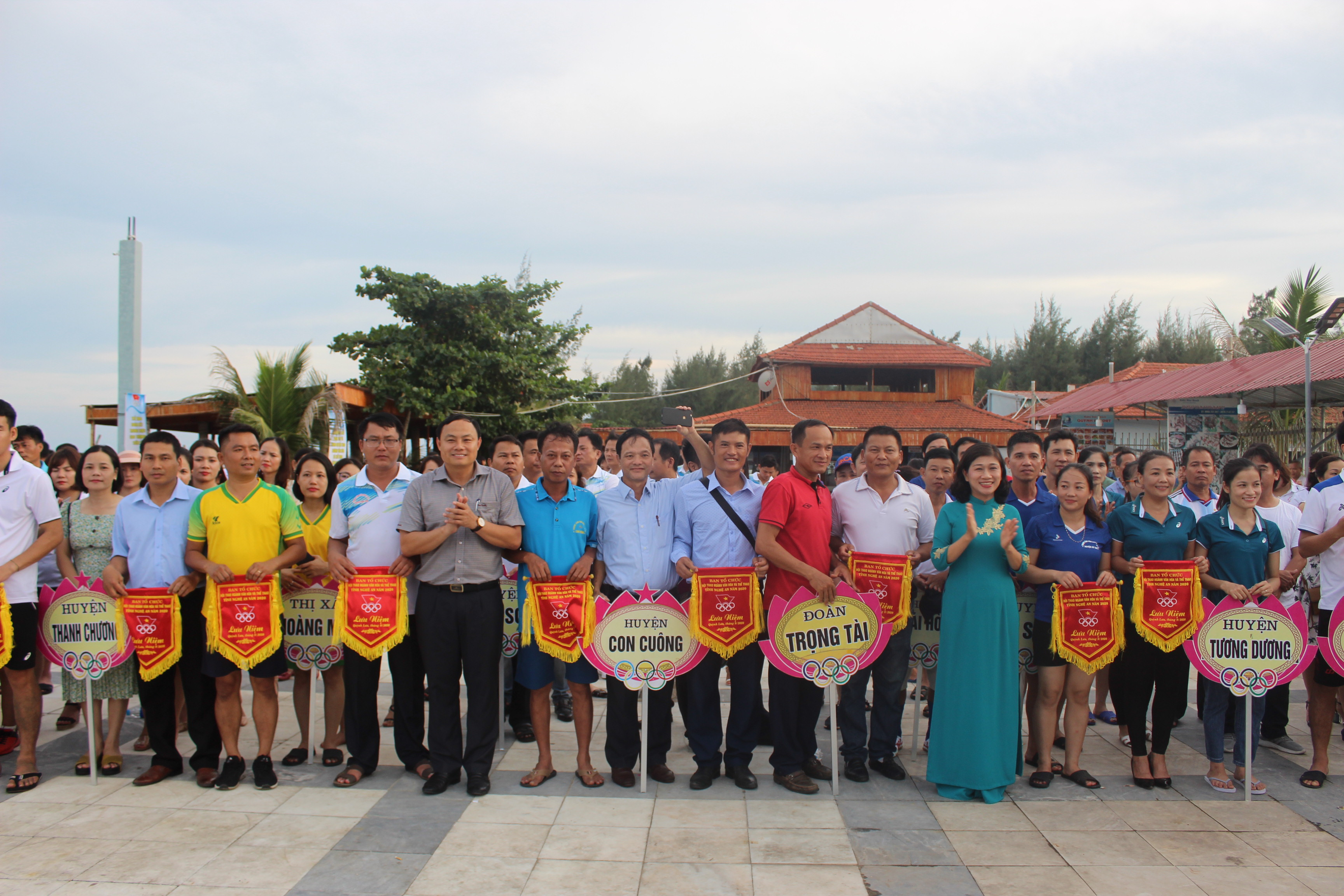Lãnh đạo Sở và huyện Quỳnh Lưu trao cờ lưu niệm cho các đoàn tham dự giải.