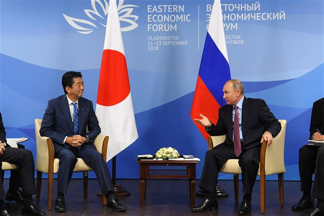 Tổng thống Nga Vladimir Putin (phải) và Thủ tướng Nhật Bản Shinzo Abe trong cuộc gặp tại Vladivostok, Nga ngày 10/9/2018. Ảnh: AFP/ TTXVN