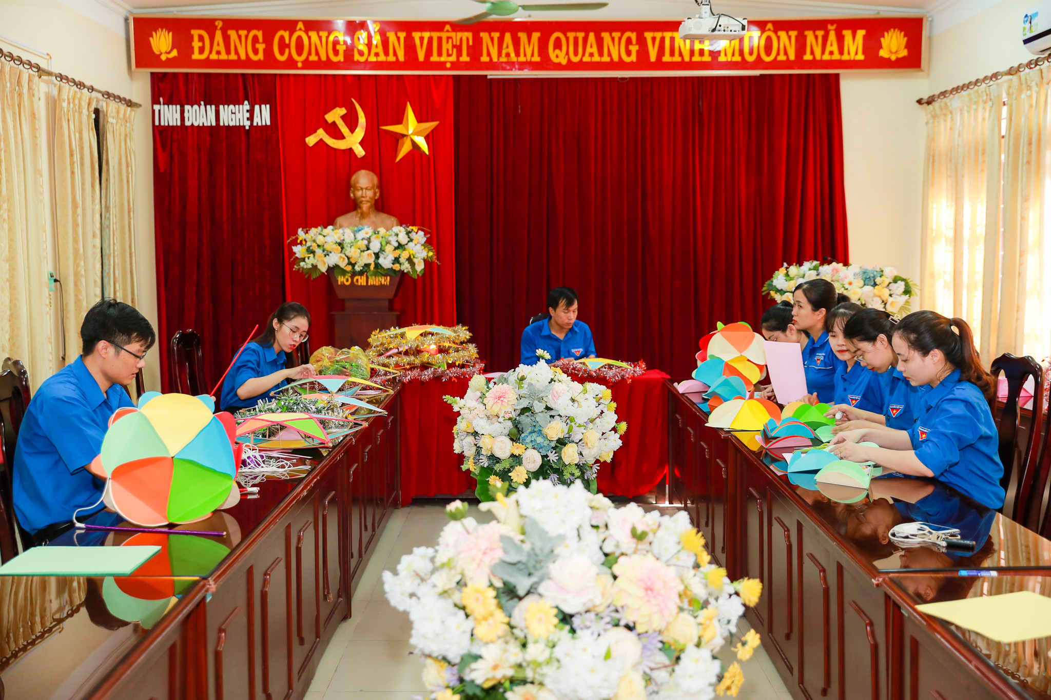 Thực hiện chủ trương của tỉnh mang Tết Trung thu đến cho tất cả các em nhỏ, Đoàn thanh niên Tỉnh đoàn Nghệ An đã tự tay làm những chiếc đèn ông sao truyền thống gửi đến các em nhỏ tại Làng trẻ em SOS Nghệ An. Ảnh: Đức Anh