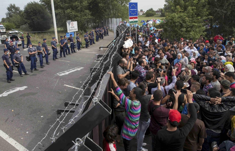 Hungary dựng hàng rào tại biên giới với Croatia để chặn người tị nạn. Ảnh: Reuters