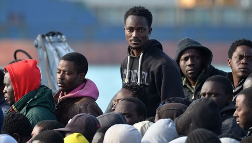 Những người di cư sau khi được hải quân Italy cứu và đưa về cảng Sicili. Ảnh: AFP