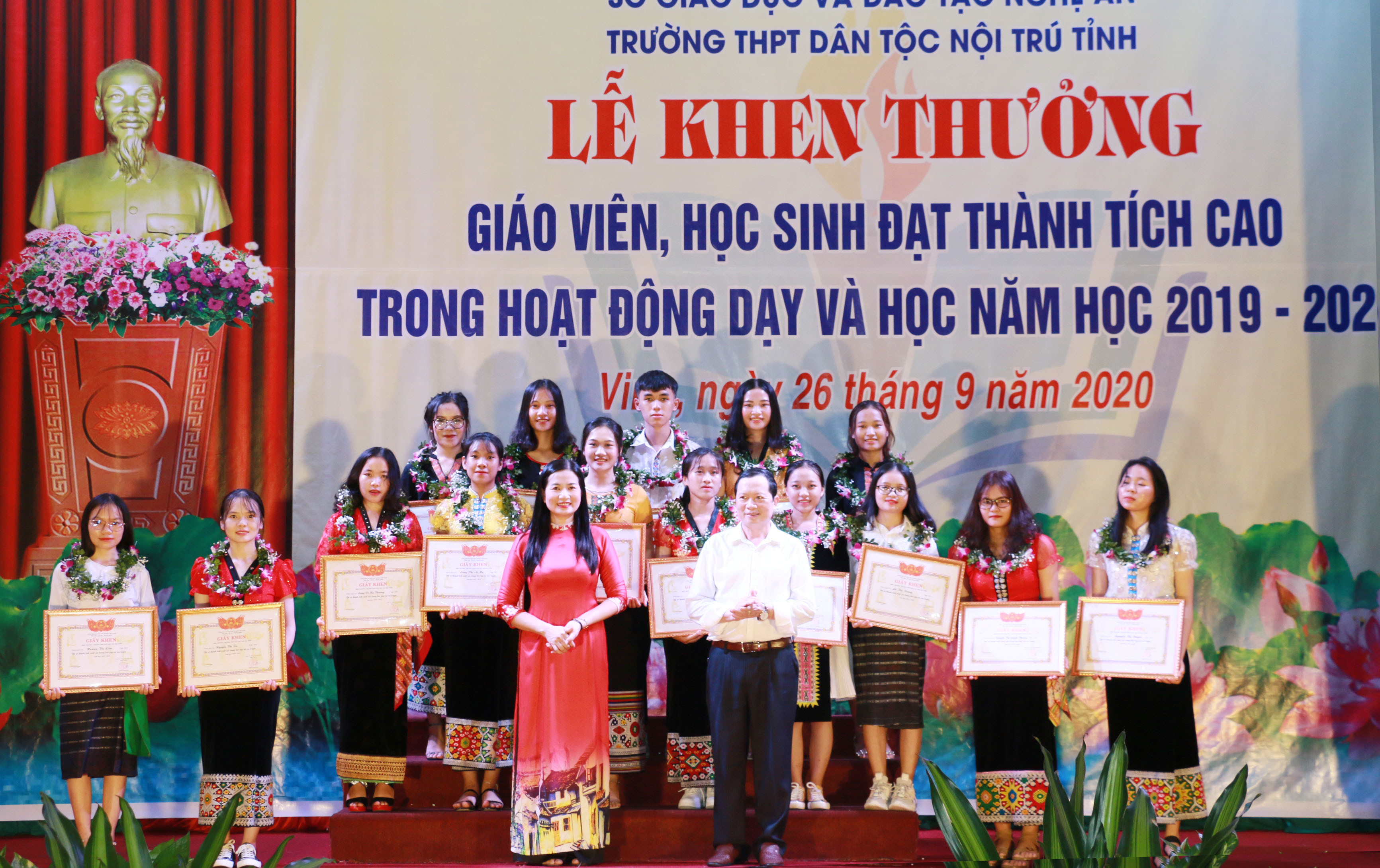 Trưởng ban Dân tộc tỉnh Lương Thanh Hải và Hiệu trưởng Nguyễn Thị Kiều Hoa khen thưởng cho những học sinh đạt điểm cao tại Kỳ thi tốt nghiệp THPT năm 2020