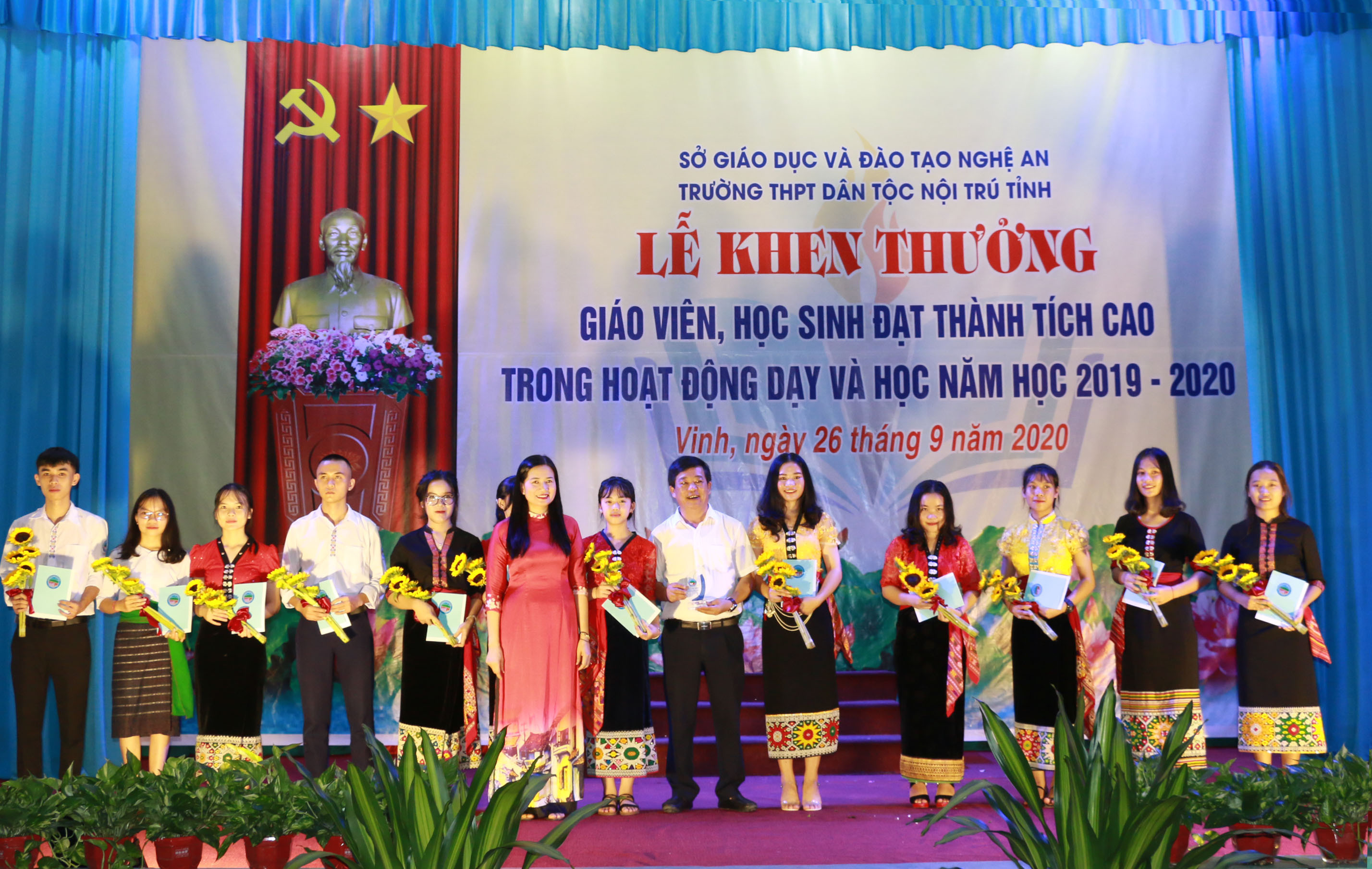 Trao quà của Giám đốc Sở Giáo dục và Đào tạo cho những học sinh đạt thủ khoa ở các môn thi. Ảnh: Mỹ Hà