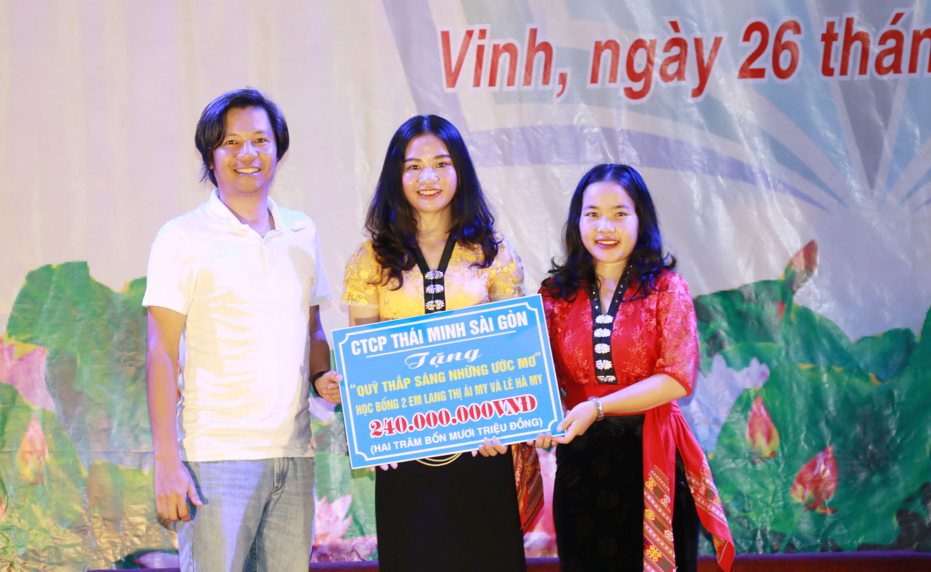 Đại diện Công ty Thái Minh Sài Gòn trao học bổng với tổng giá trị 240 triệu đồng cho 2 học sinh đạt điểm cao nhất của nhà trường 2. Ảnh: Mỹ Hà.