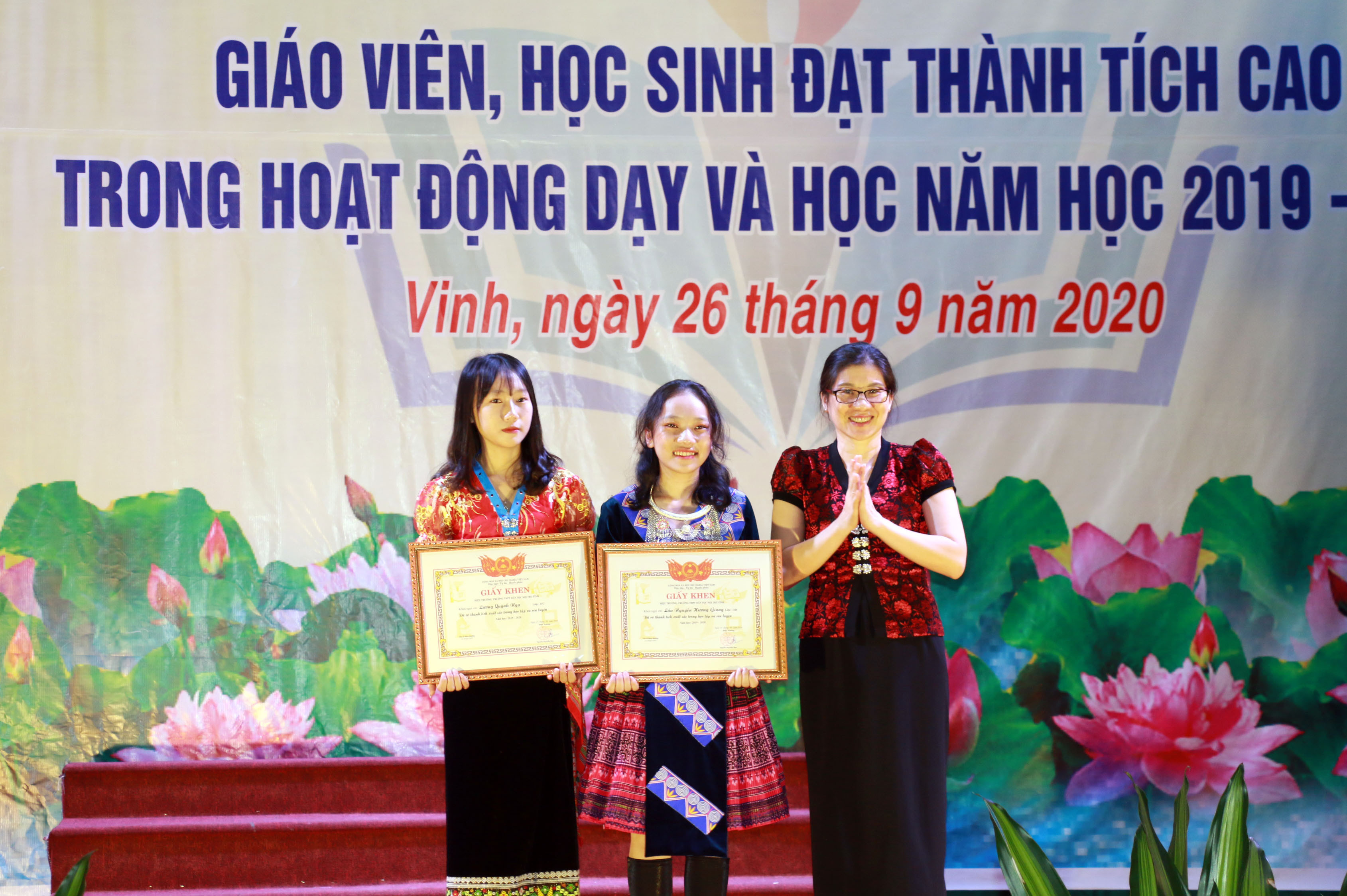 Đồng chí Lô Thị Kim Ngân khen thưởng cho hai học sinh đạt giải Nhất tại cuộc thi KHKT cấp tỉnh. Ảnh: Mỹ Hà.