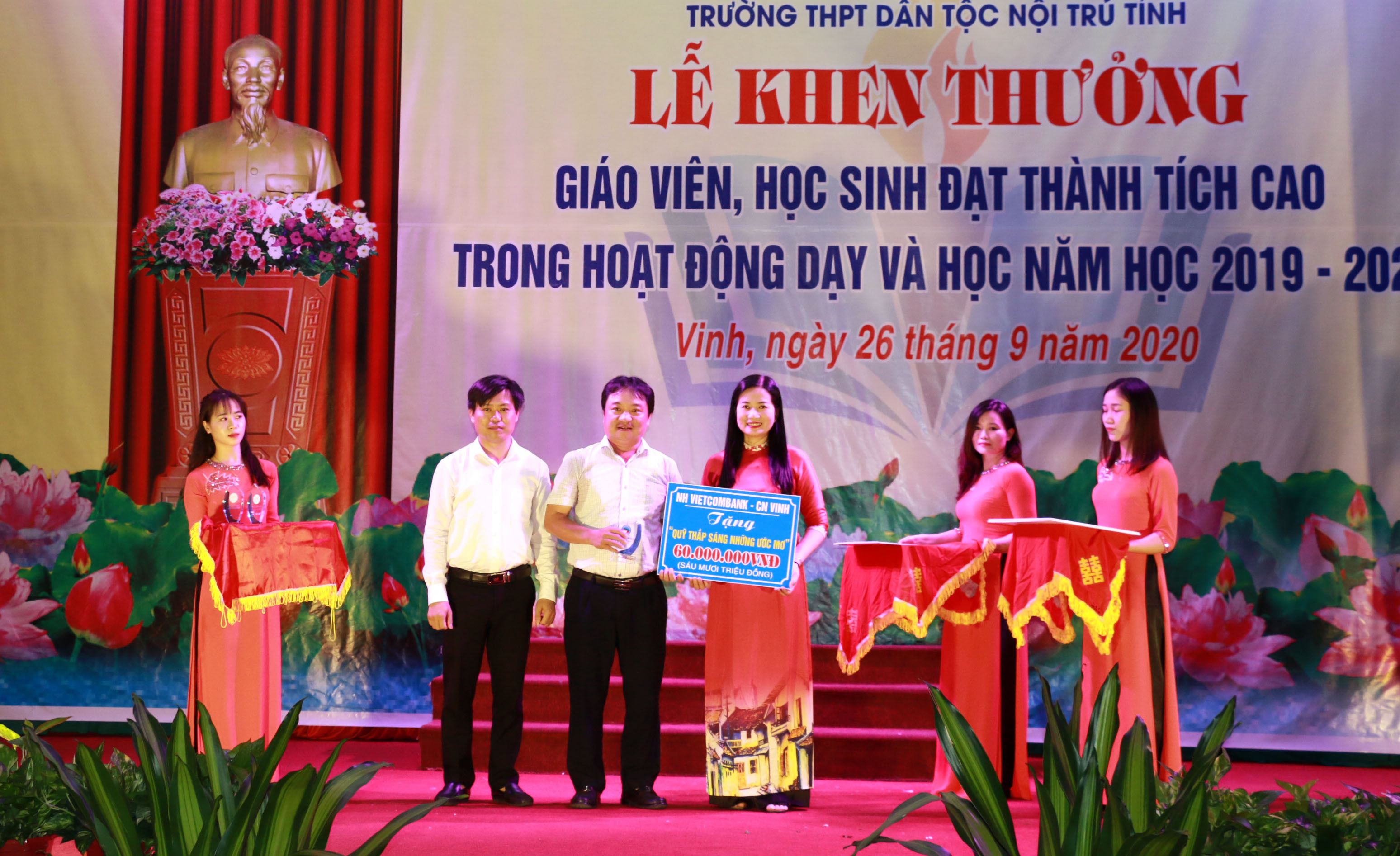 Đại diện các đơn vị trao tặng quà cho Quỹ thắp sáng những ước mơ. Ảnh: Mỹ Hà